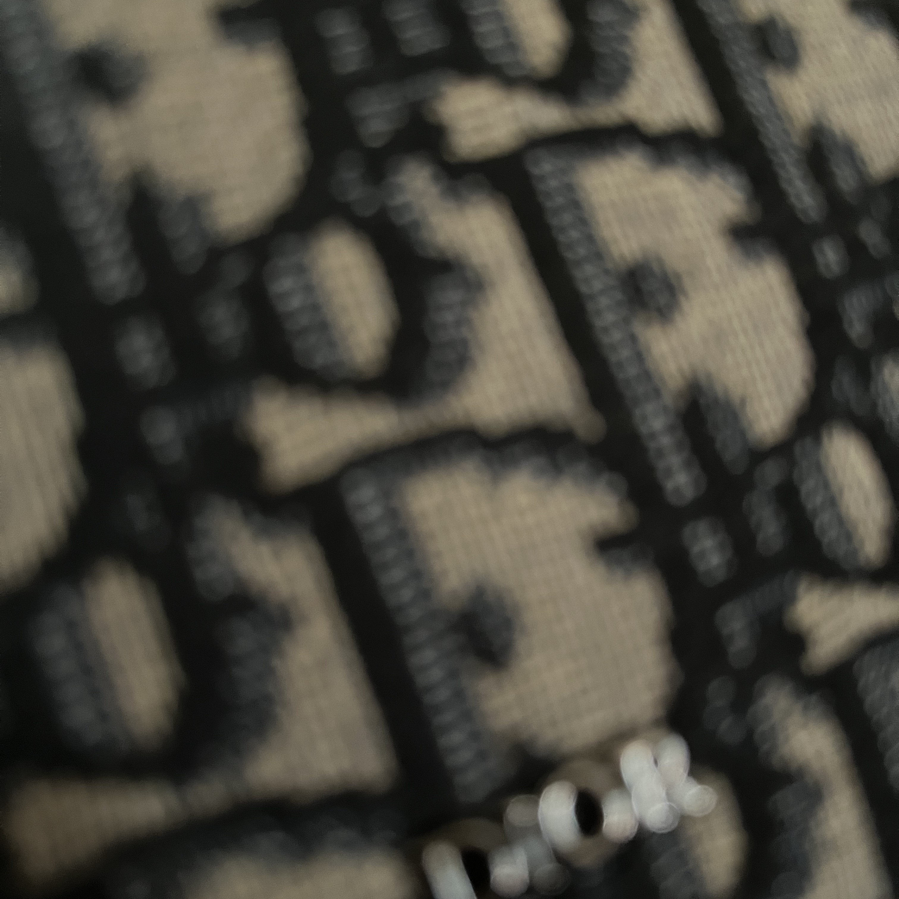 Dior Compact Wallet Beige & Black Dior Oblique Jacquard 착용 스타일