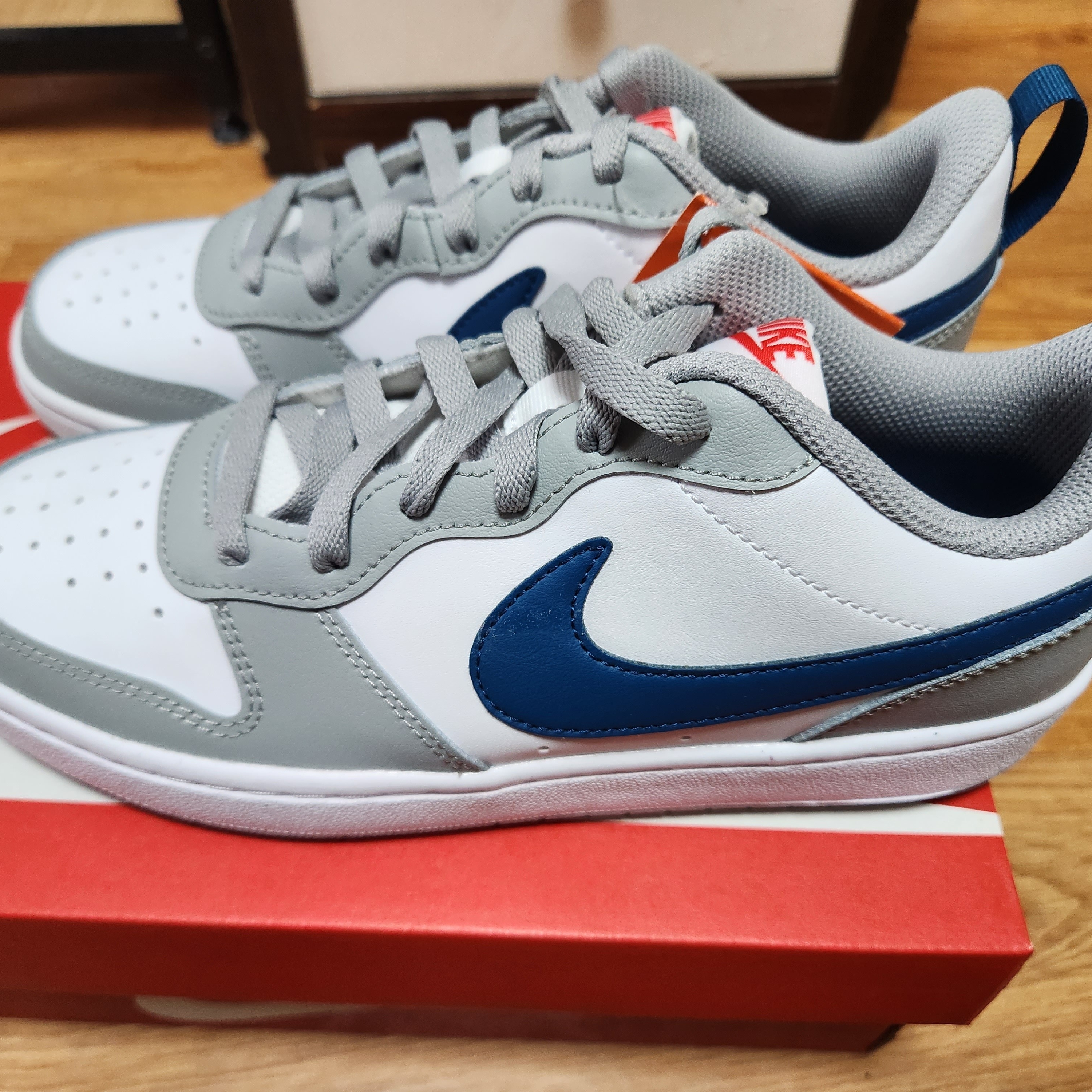 (GS) Nike Court Borough Low 2 Light Smoke Grey 착용 스타일 - 2
