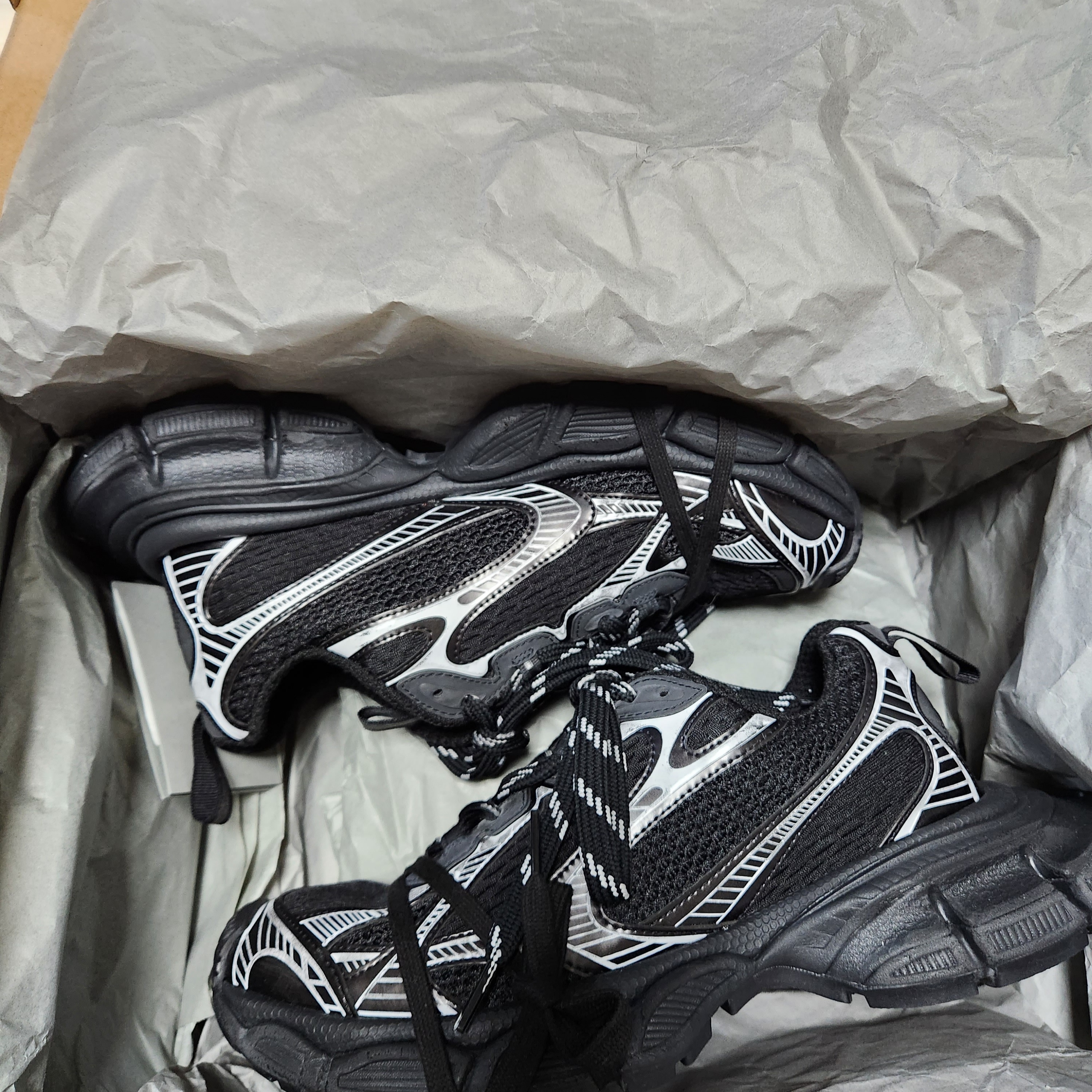 Balenciaga 3XL Sneakers Black White 착용 스타일 - 1