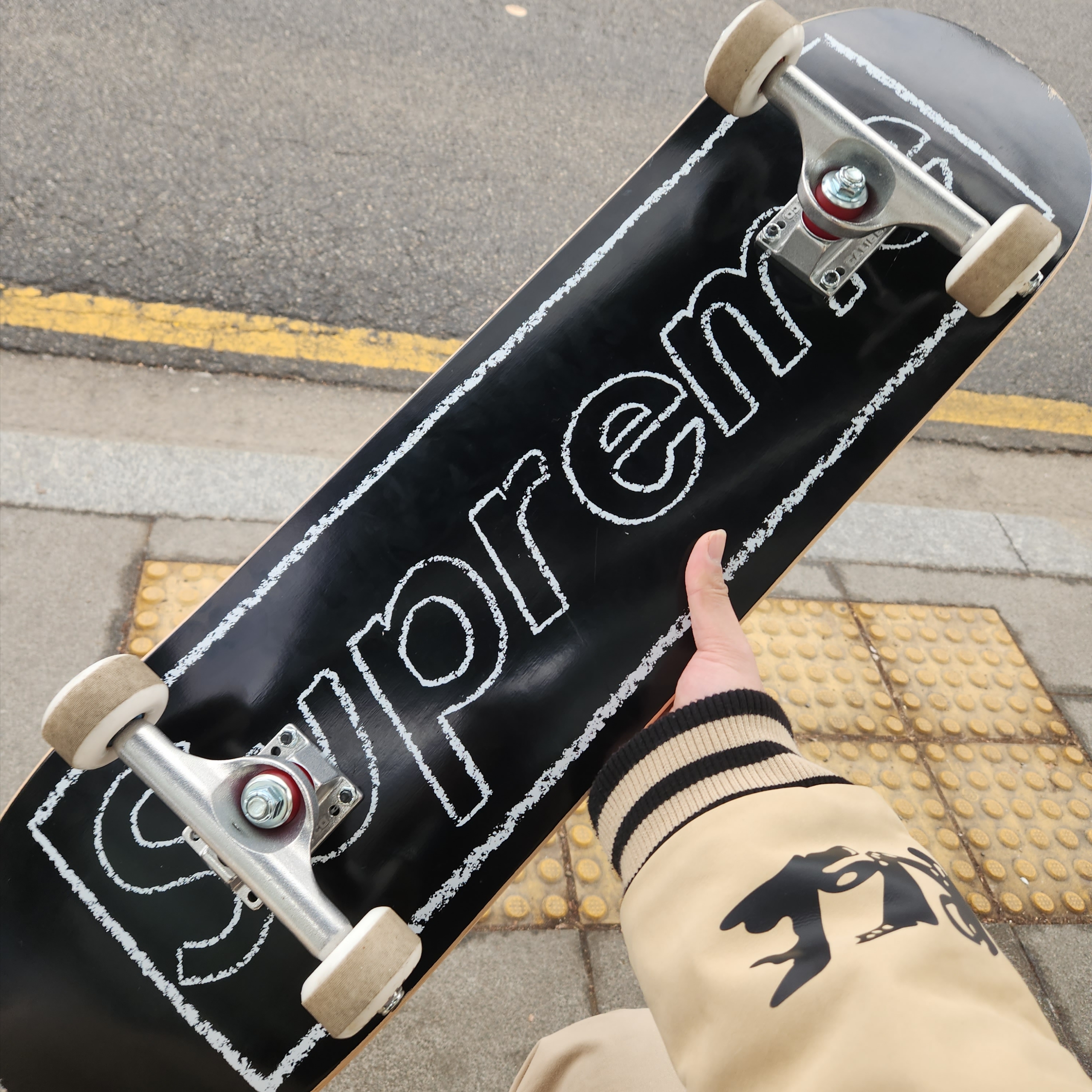 Supreme x Kaws Chalk Logo Skateboard Deck Black - 21SS, Nike x Travis Scott SB Dunk Low 착용 스타일 - 1