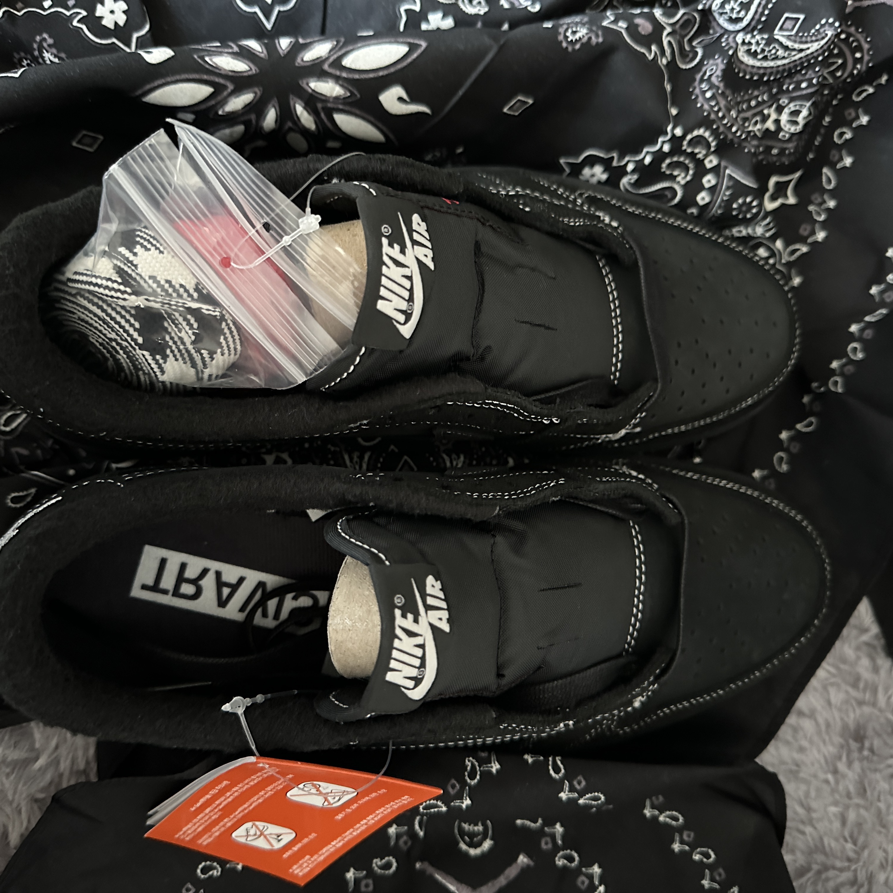 Jordan 1 x Travis Scott Retro Low OG SP Black Phantom 착용 스타일 - 4