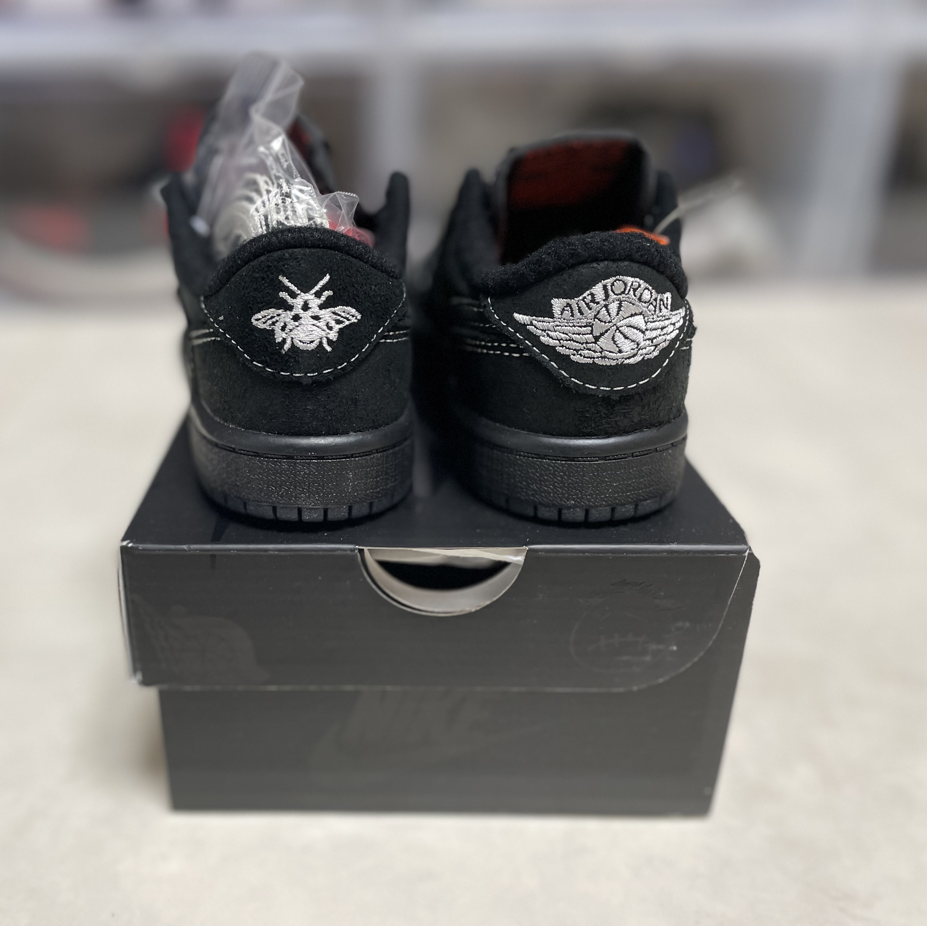 (PS) Jordan 1 x Travis Scott Retro Low OG SP Black Phantom 착용 스타일 - 4