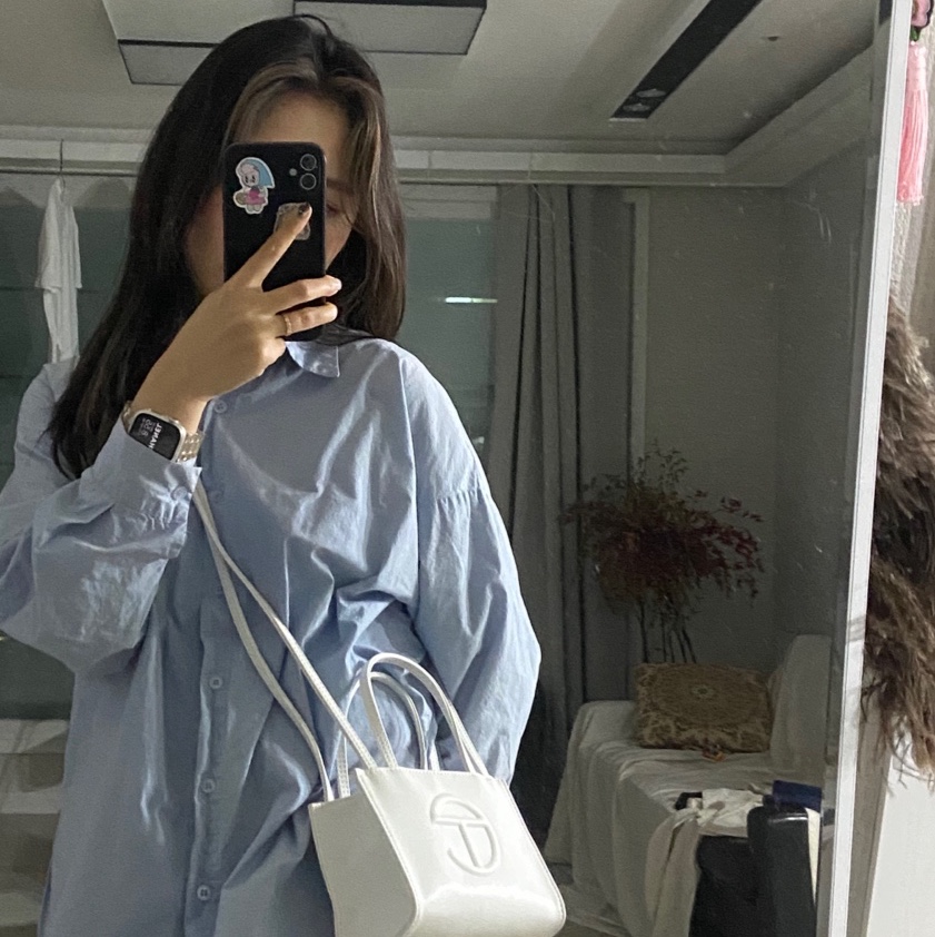 Telfar Small Shopping Bag White 착용 스타일