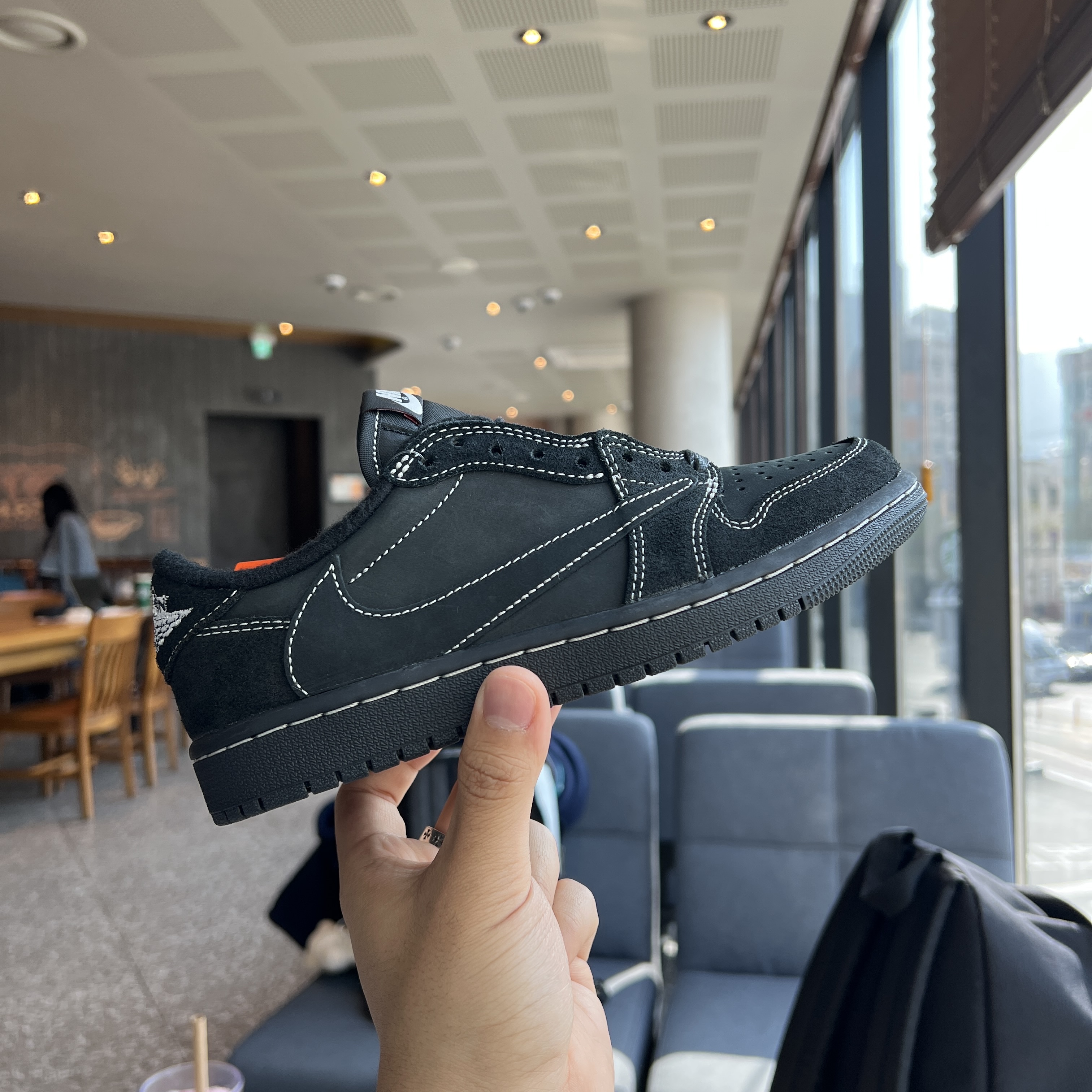 Jordan 1 x Travis Scott Retro Low OG SP Black Phantom 착용 스타일 - 1