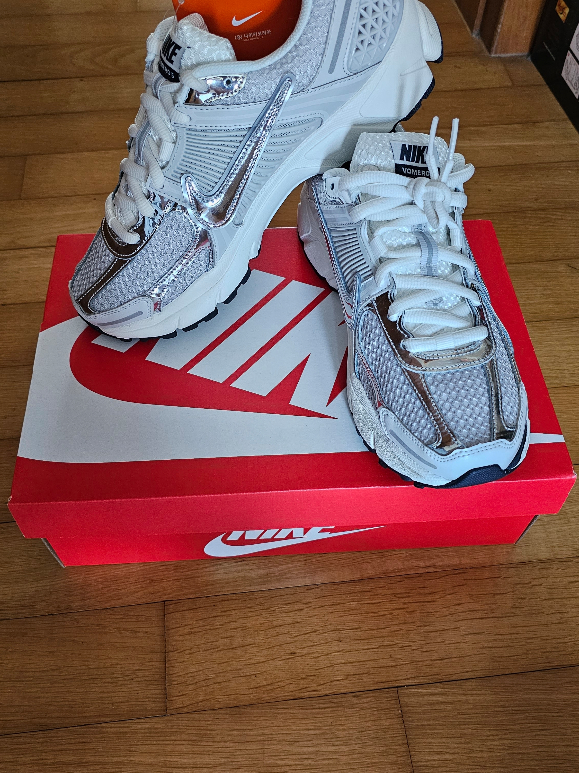 (W) Nike Zoom Vomero 5 Photon Dust and Metallic Silver 착용 스타일