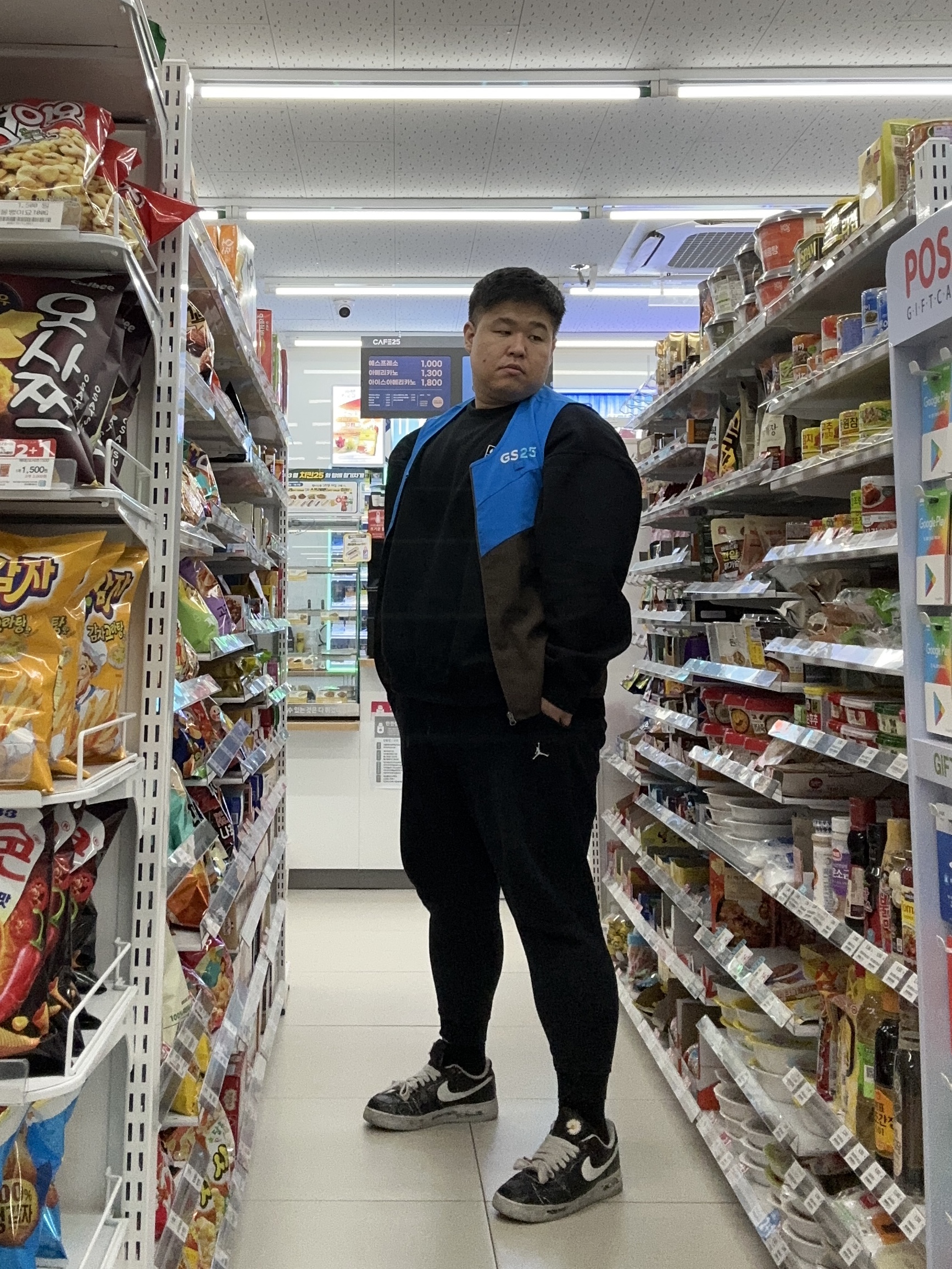 Nike x Stussy NRG Washed Fleece Crewneck Black (DO5310-010), Nike x Peaceminusone Air Force 1 Low Para-Noise 착용 스타일