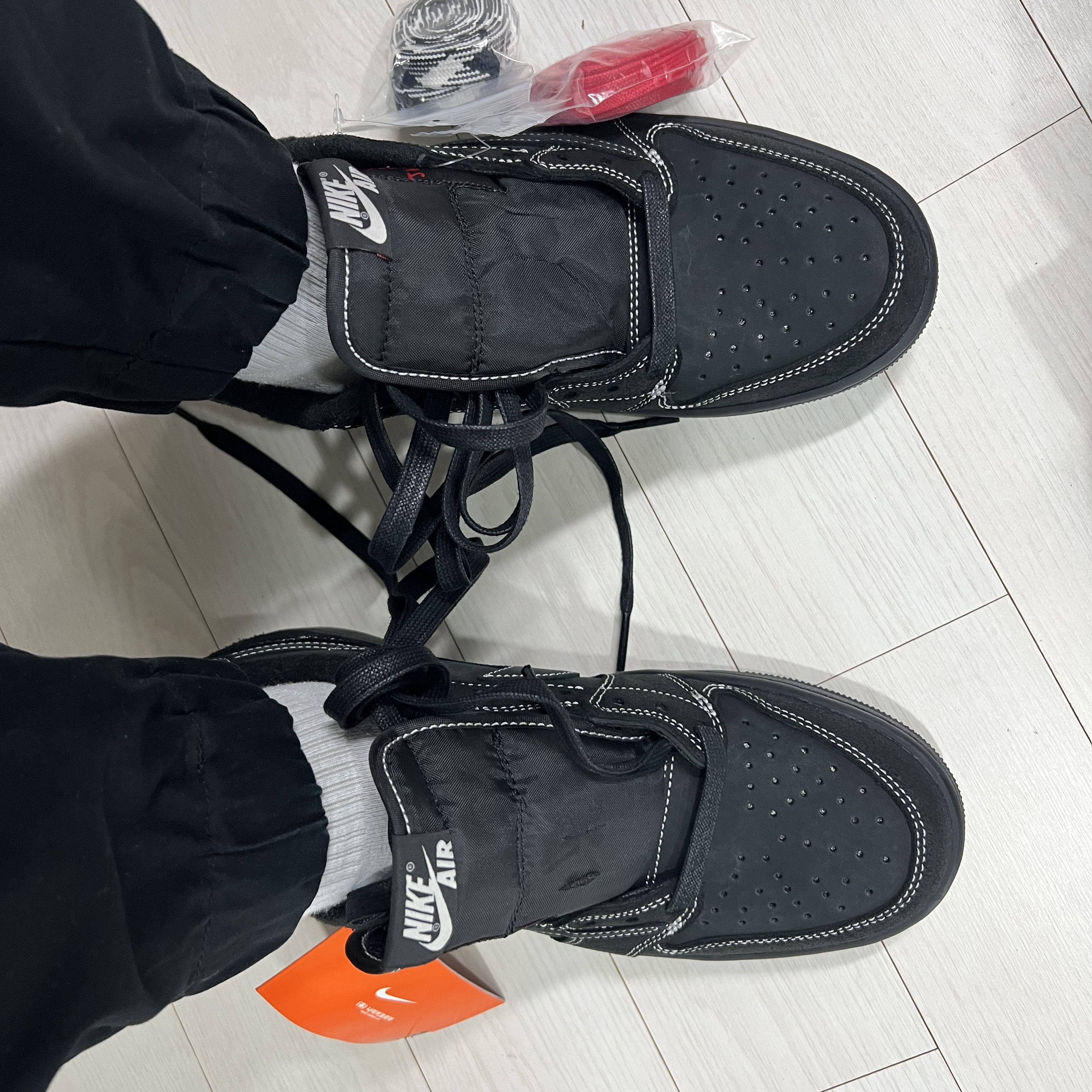 Jordan 1 x Travis Scott Retro Low OG SP Black Phantom 착용 스타일 - 3
