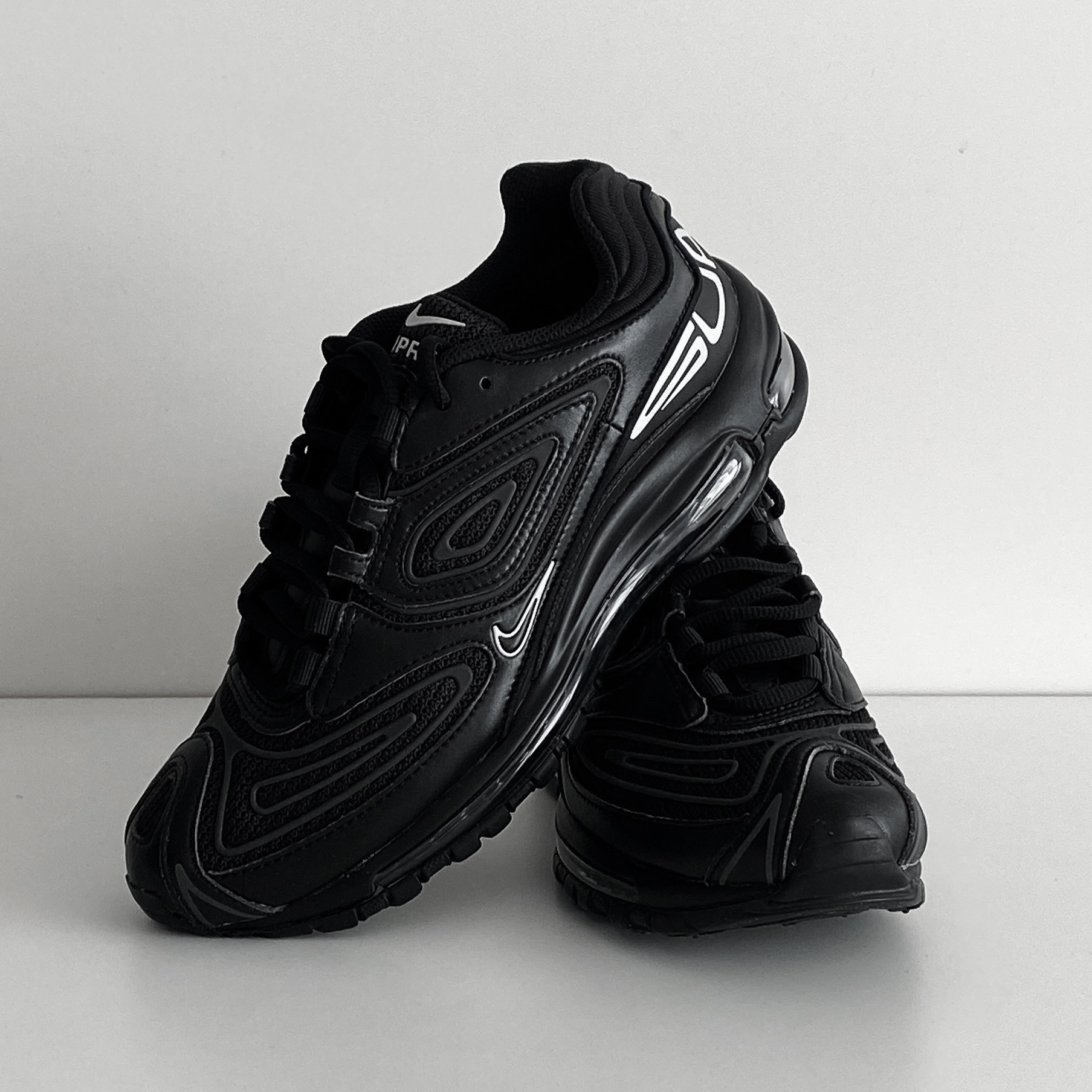 Nike x Supreme Air Max 98 TL Black 착용 스타일 - 3