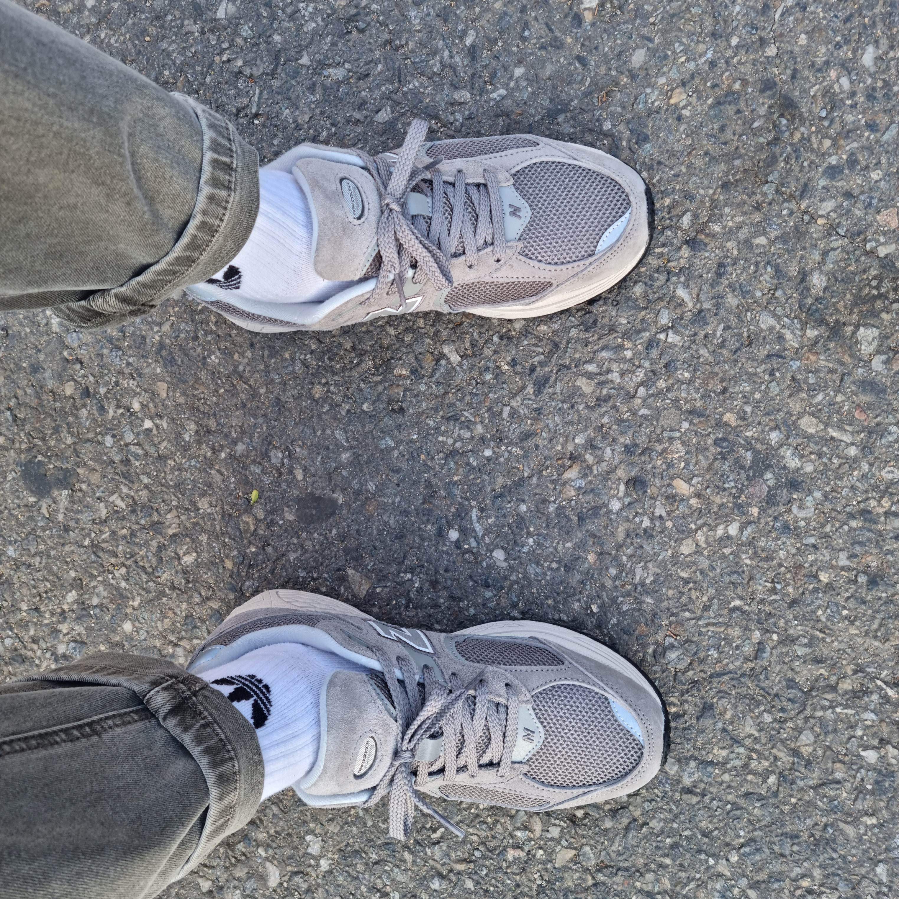 New Balance 2002R Grey 착용 스타일
