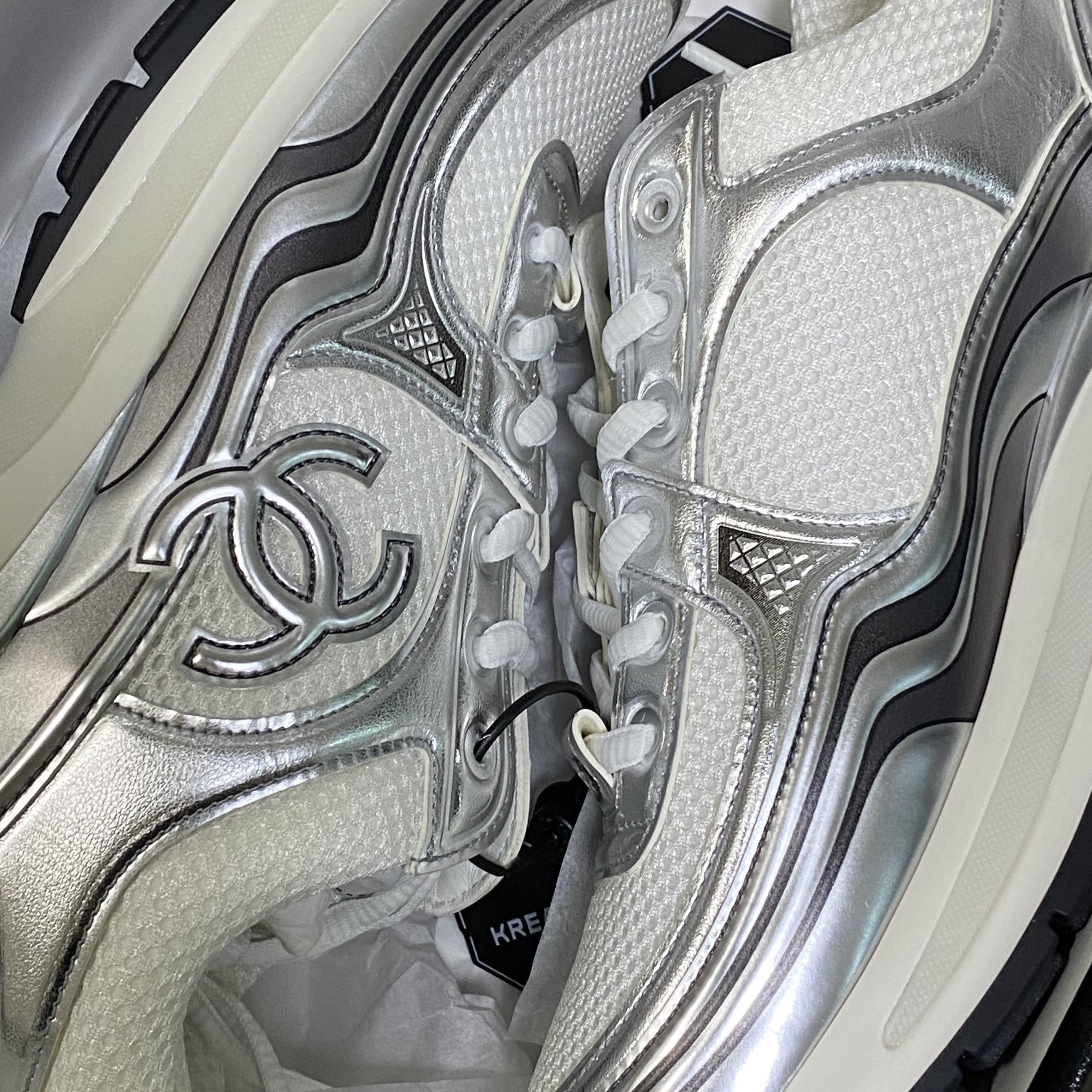 (W) Chanel Sneakers Fabric Laminated & White Silver 착용 스타일 - 1