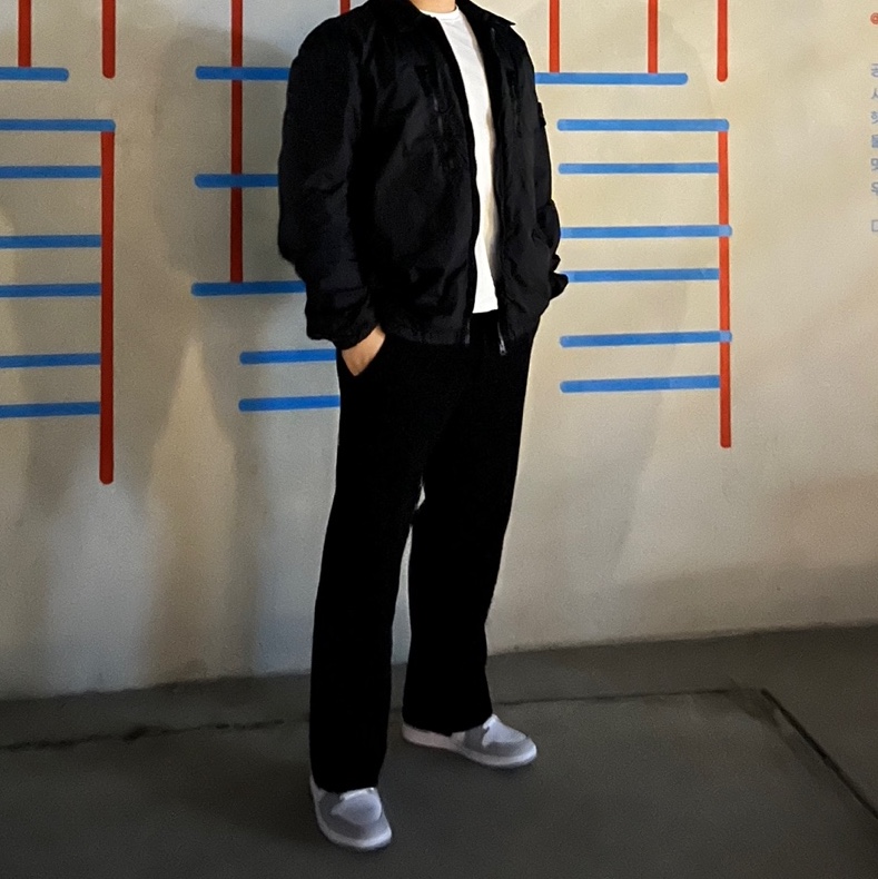 Jordan 1 Mid Light Smoke Grey Anthracite, Stone Island 10523 Garment Dyed Crinkle Reps Overshirt Black - 21FW 착용 스타일