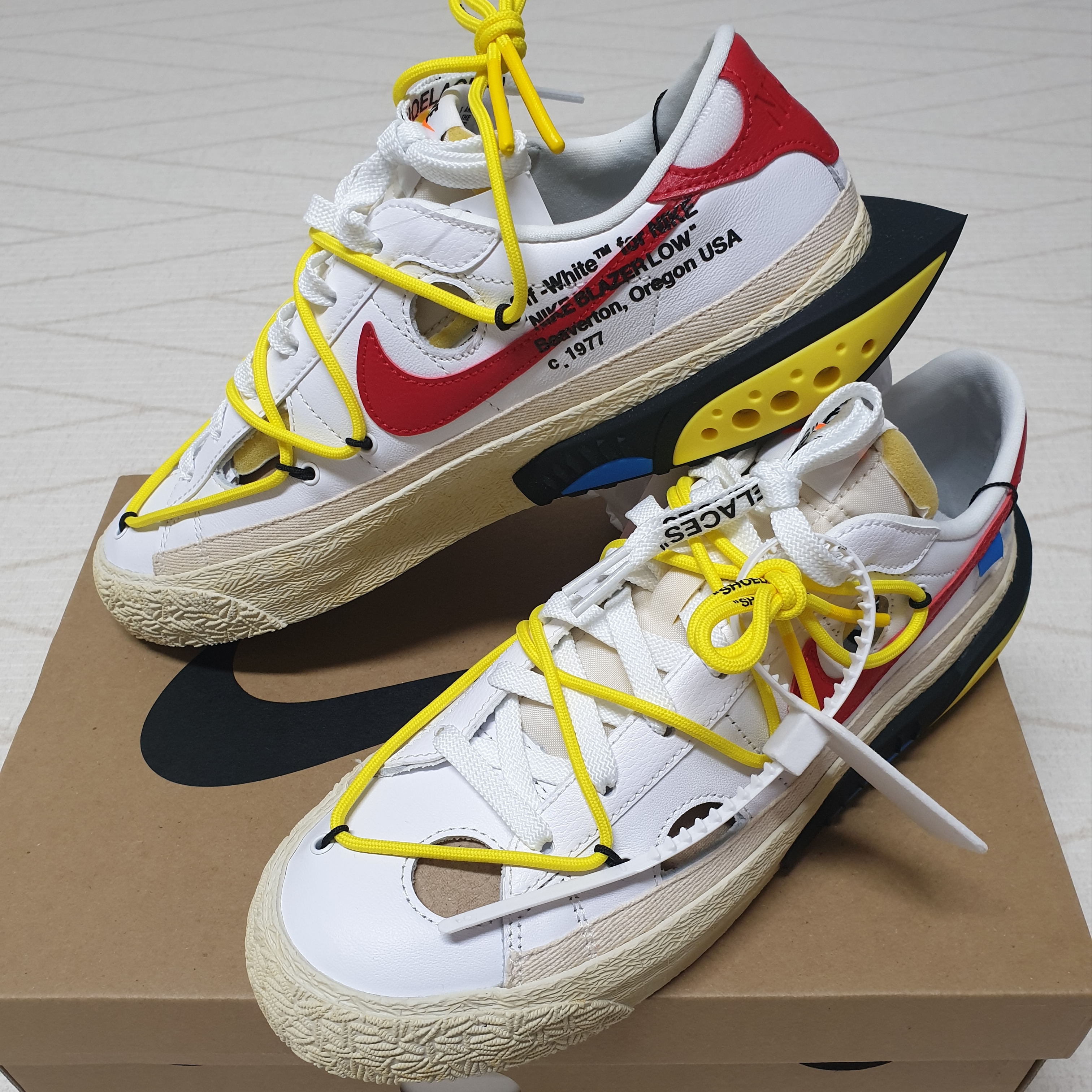 Nike x Off-White Blazer Low '77 White and University Red 착용 스타일 - 2
