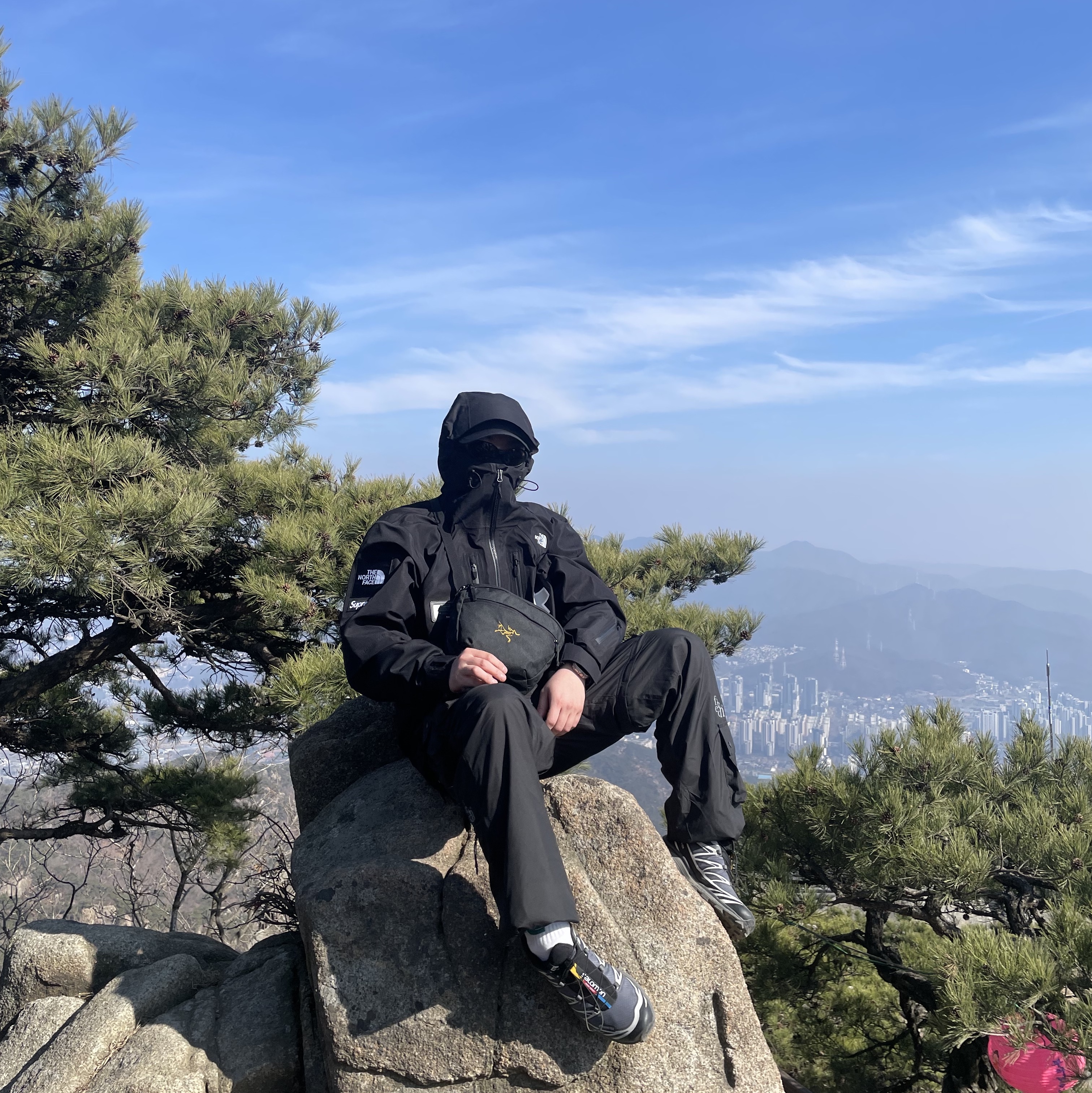 Arc'teryx Mantis 2 Waistpack Black, Salomon XT-6 Gore-Tex Black Ebony 착용 스타일