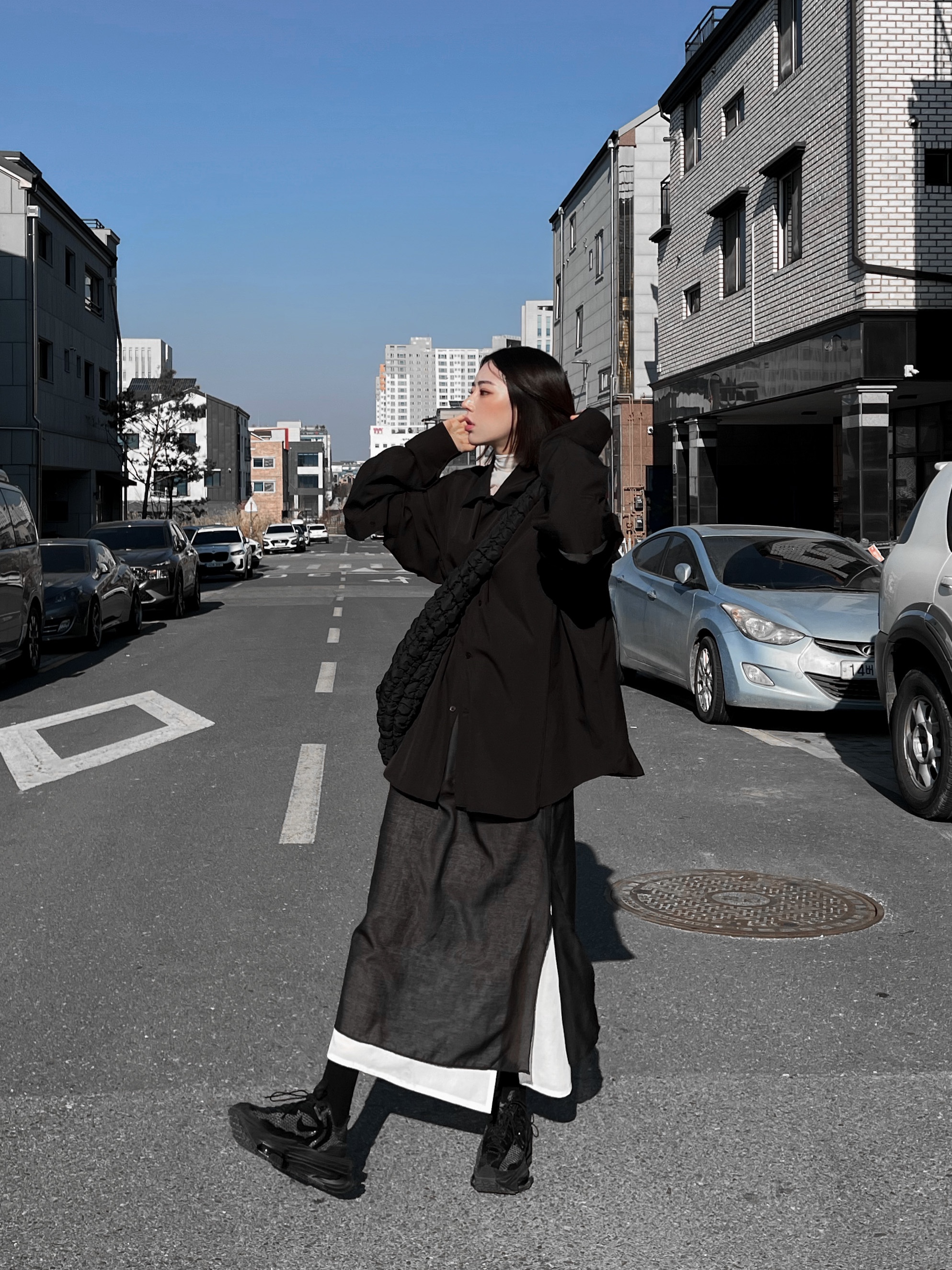 Nike x Matthew M Williams Zoom 004 Triple Black, COS Quilted Oversized Shoulder Bag Black 착용 스타일 - 1