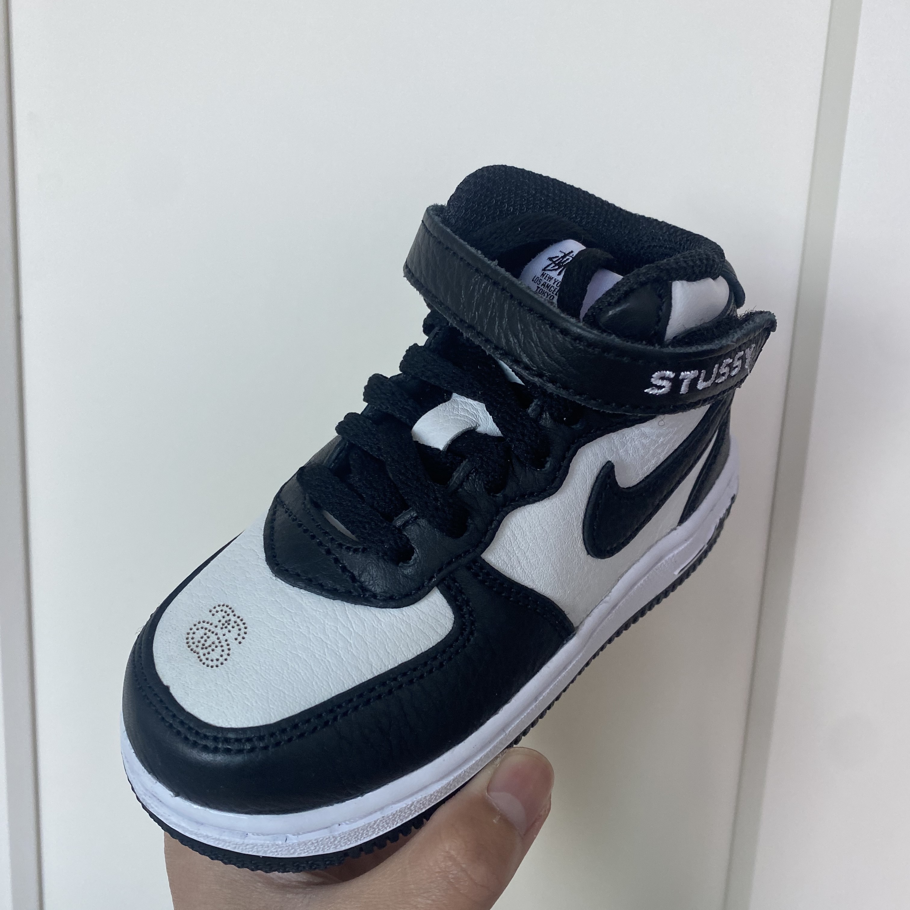 (TD) Nike x Stussy Air Force 1 '07 Mid SP Black and Light Bone 착용 스타일 - 1