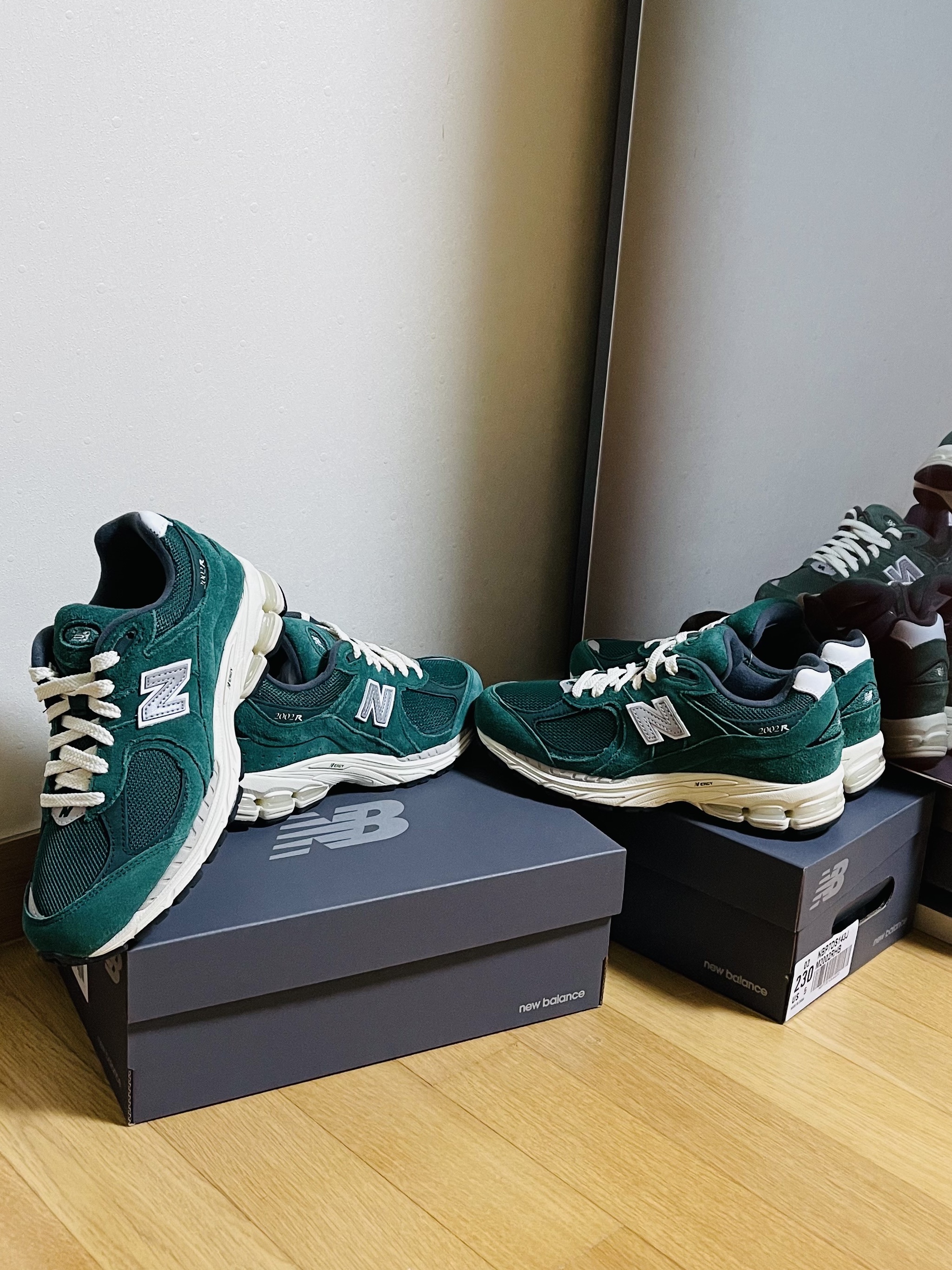 New Balance 2002R Nightwatch Green 착용 스타일