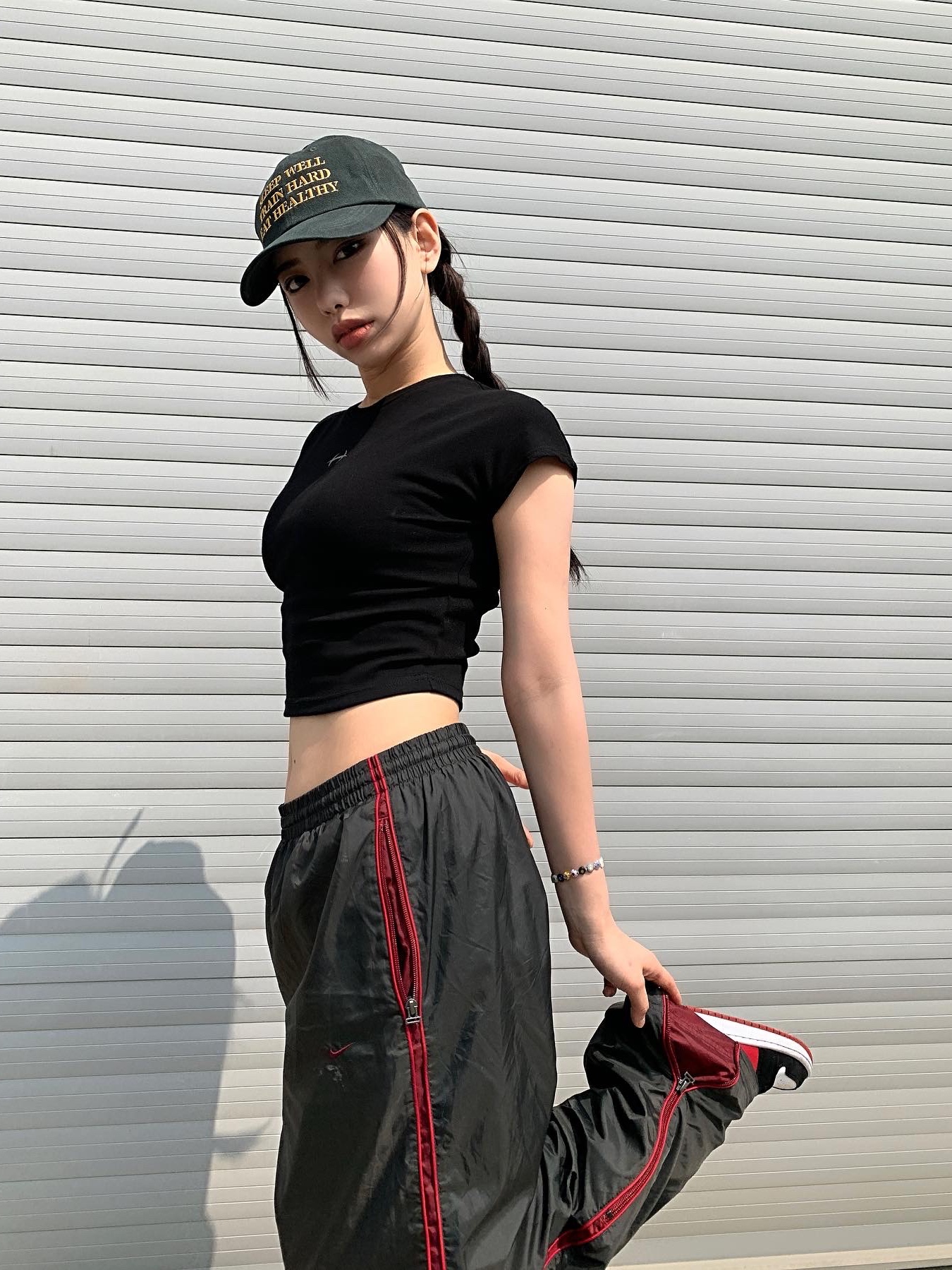 (W) Jordan 1 Low Gym Red Black White, Beats Studio 3 Wireless Over Ear Headphone Matt Black (Korean Ver.) 착용 스타일 - 1