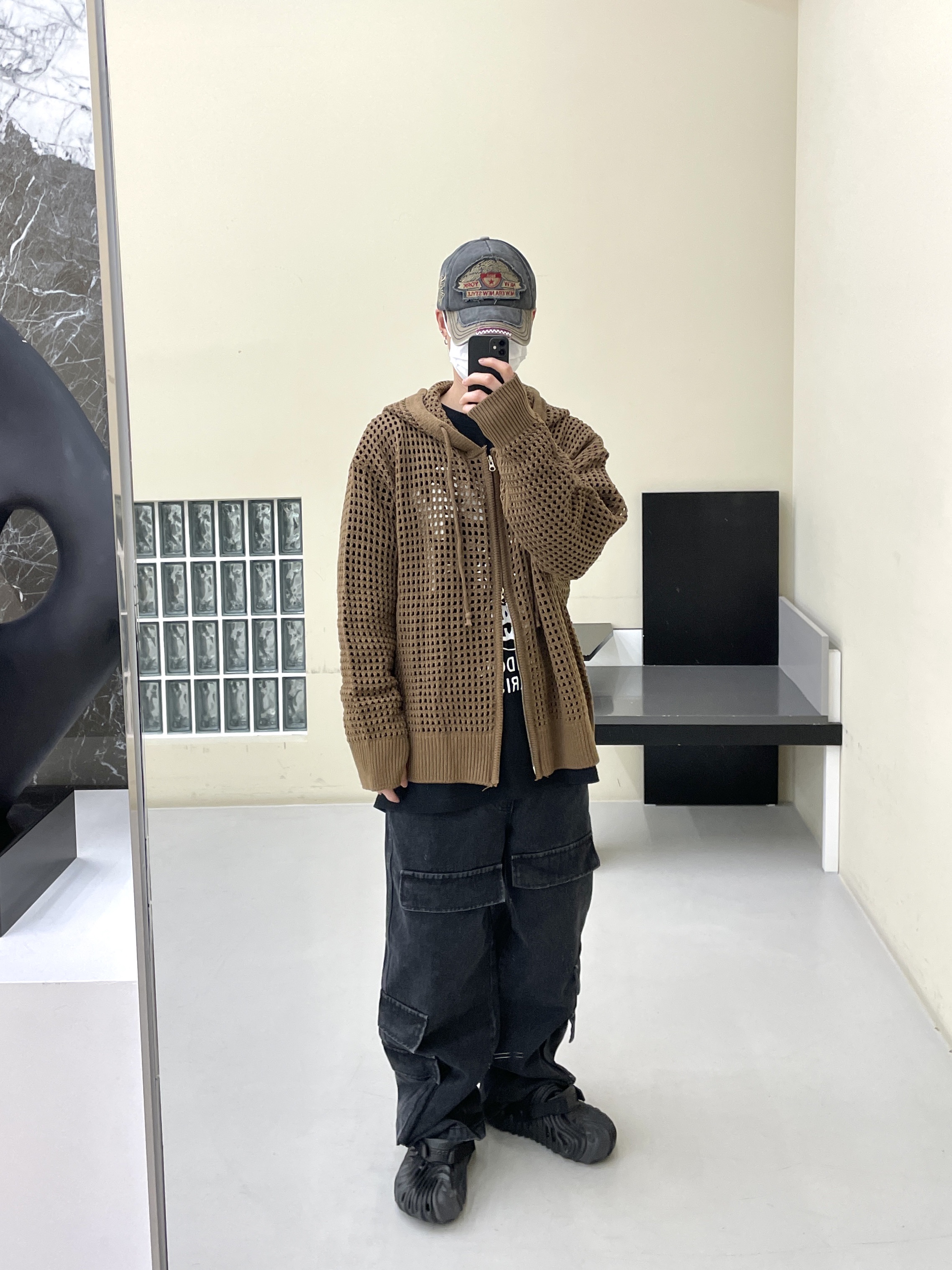Crocs x Salehe Bembury Pollex Clog Sasquatch, Stussy World Tour LS T-Shirt Black 착용 스타일