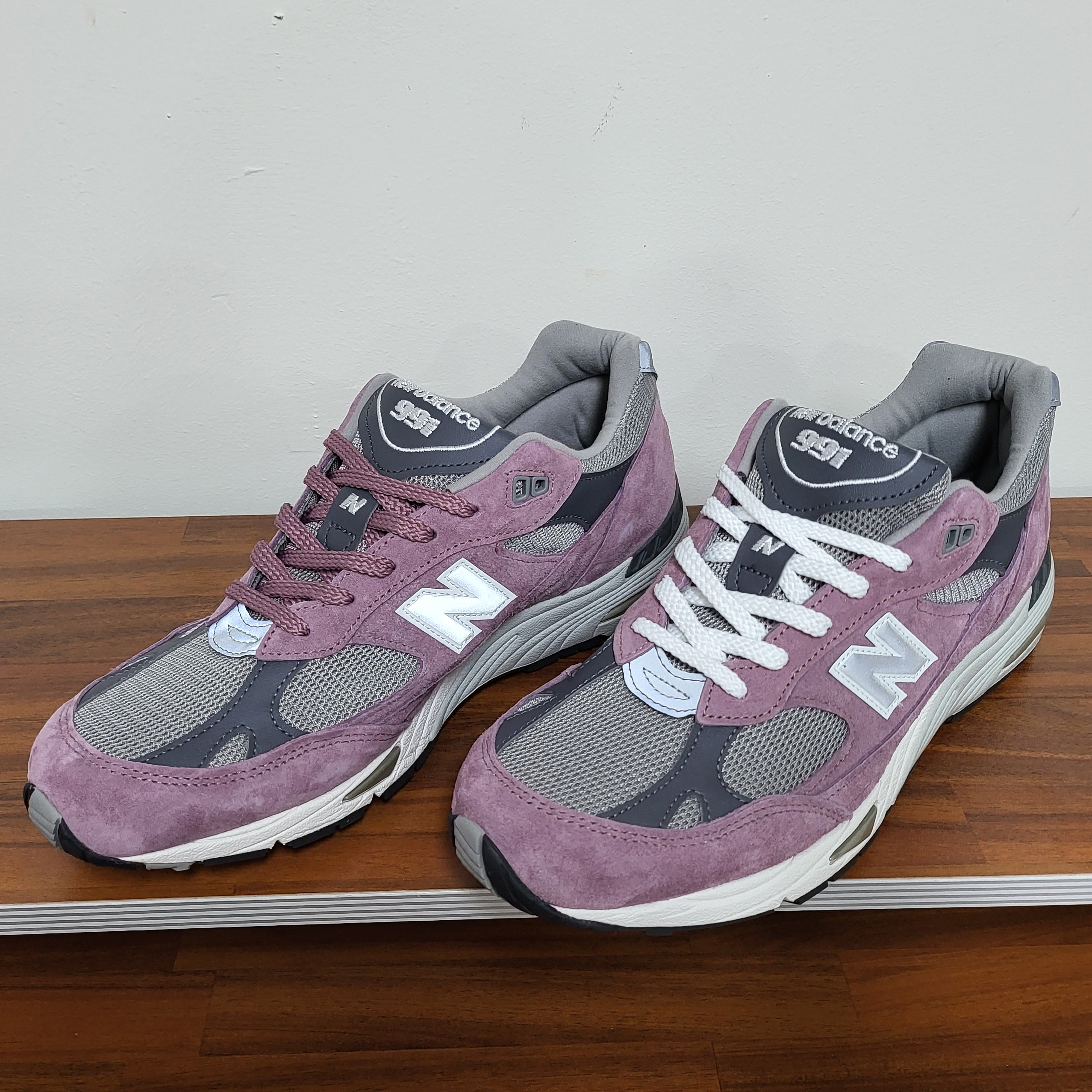 New Balance 991 Made in UK Pink Grey 착용 스타일 - 3