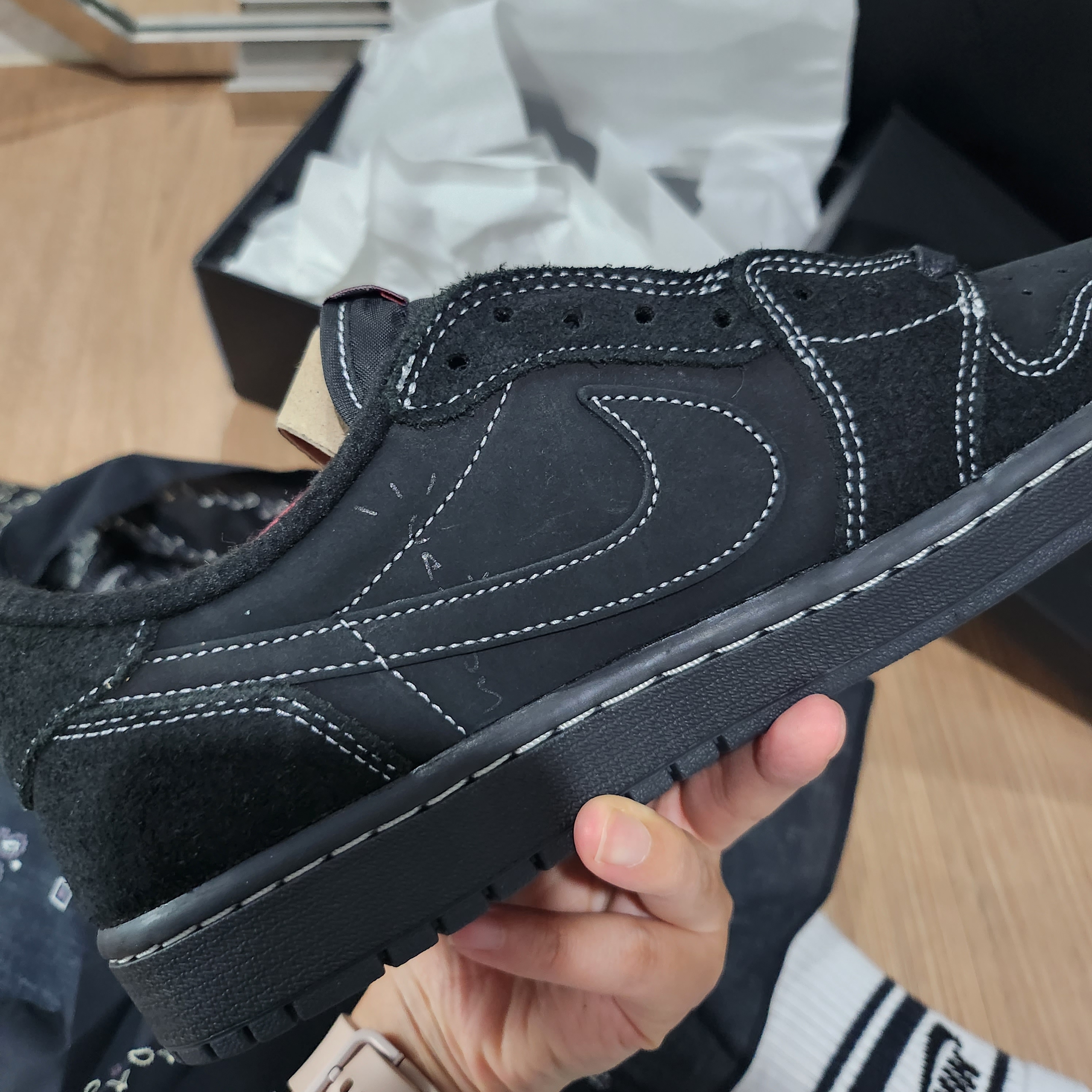 Jordan 1 x Travis Scott Retro Low OG SP Black Phantom 착용 스타일 - 3