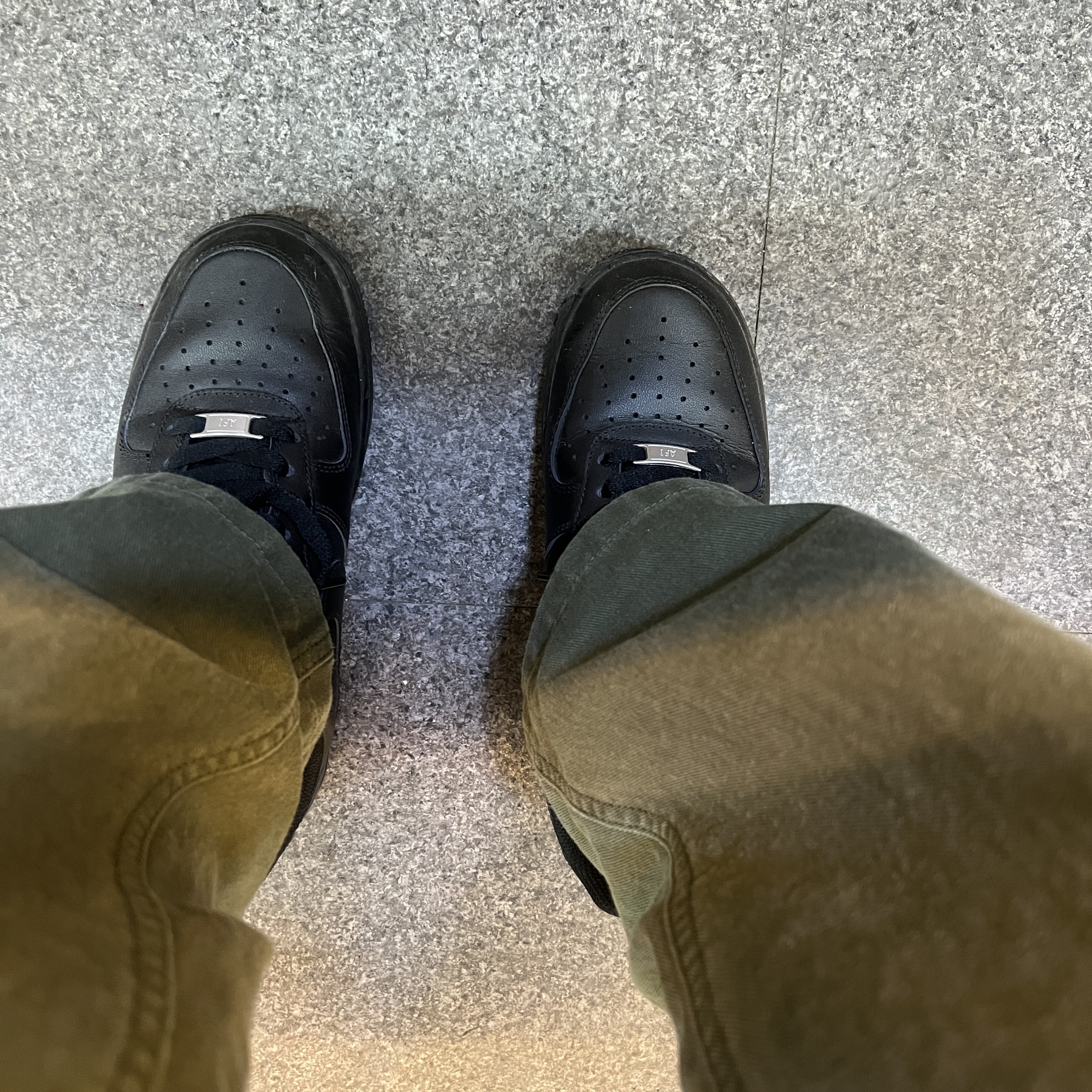 Nike Air Force 1 '07 Low Triple Black 착용 스타일
