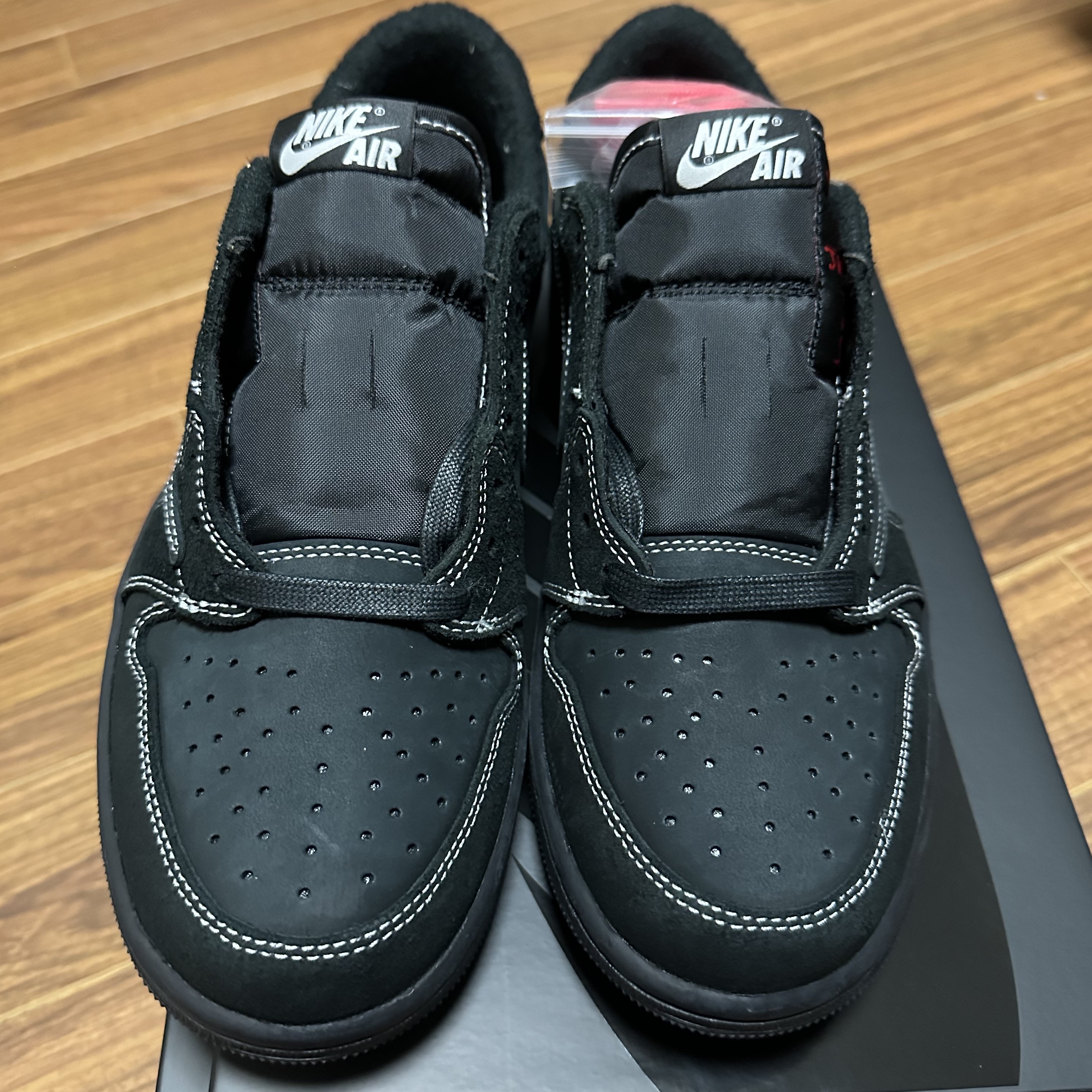 Jordan 1 x Travis Scott Retro Low OG SP Black Phantom 착용 스타일 - 4