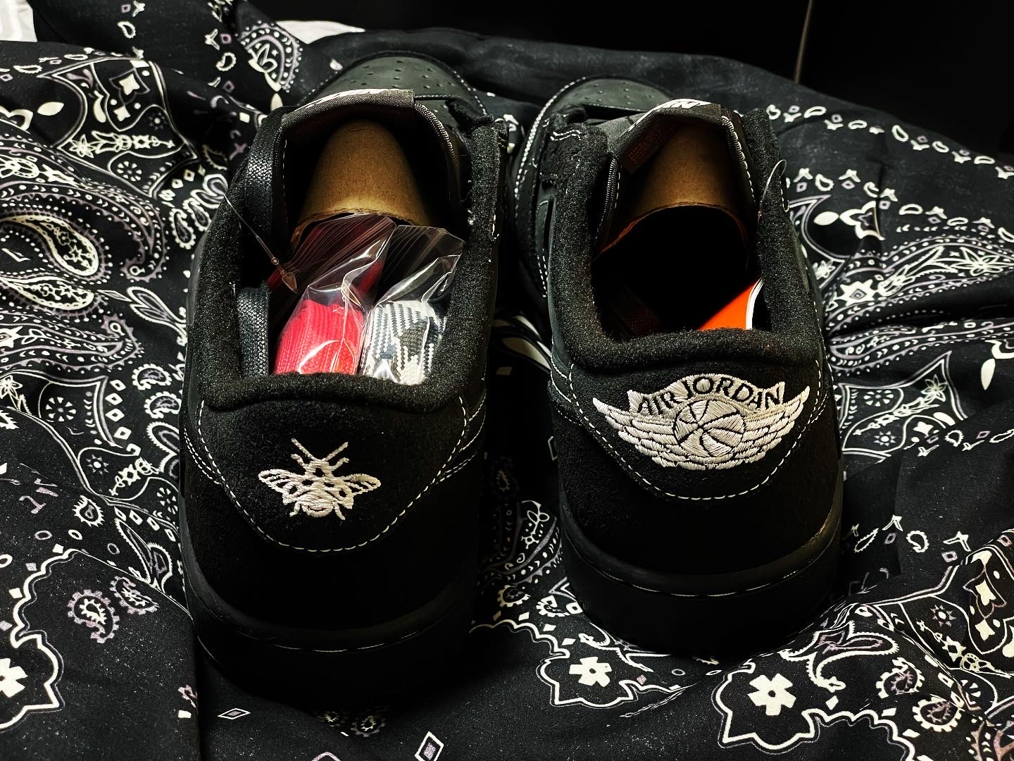 Jordan 1 x Travis Scott Retro Low OG SP Black Phantom 착용 스타일 - 3