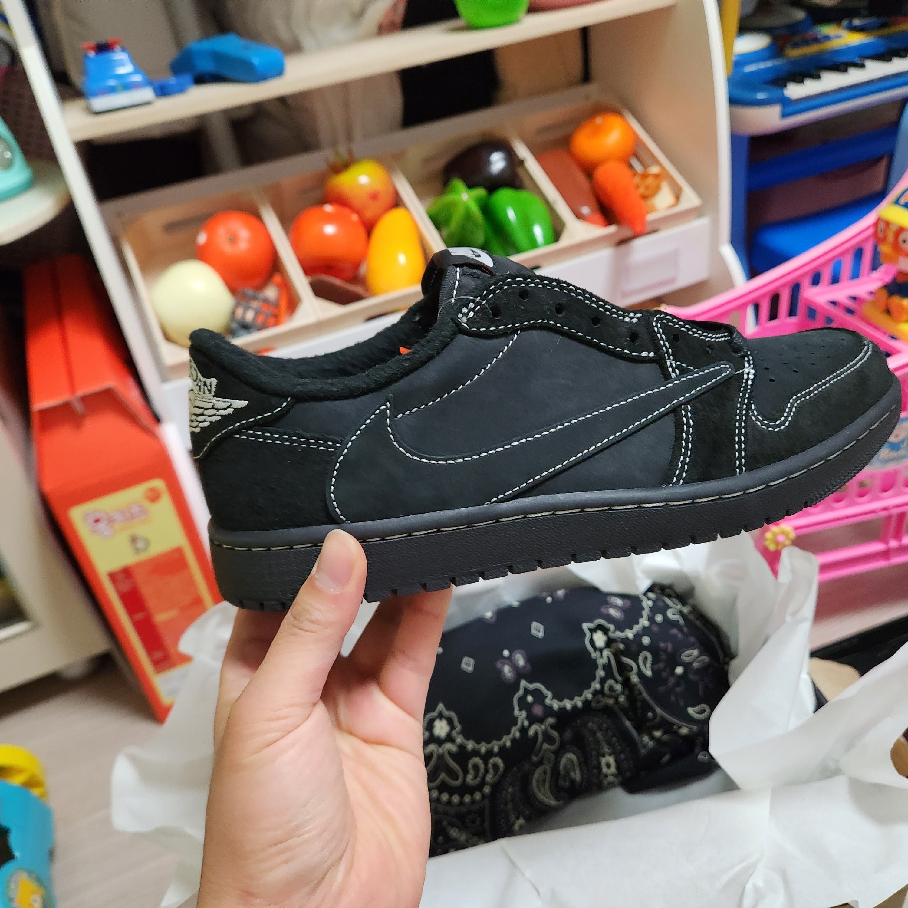 Jordan 1 x Travis Scott Retro Low OG SP Black Phantom 착용 스타일 - 2