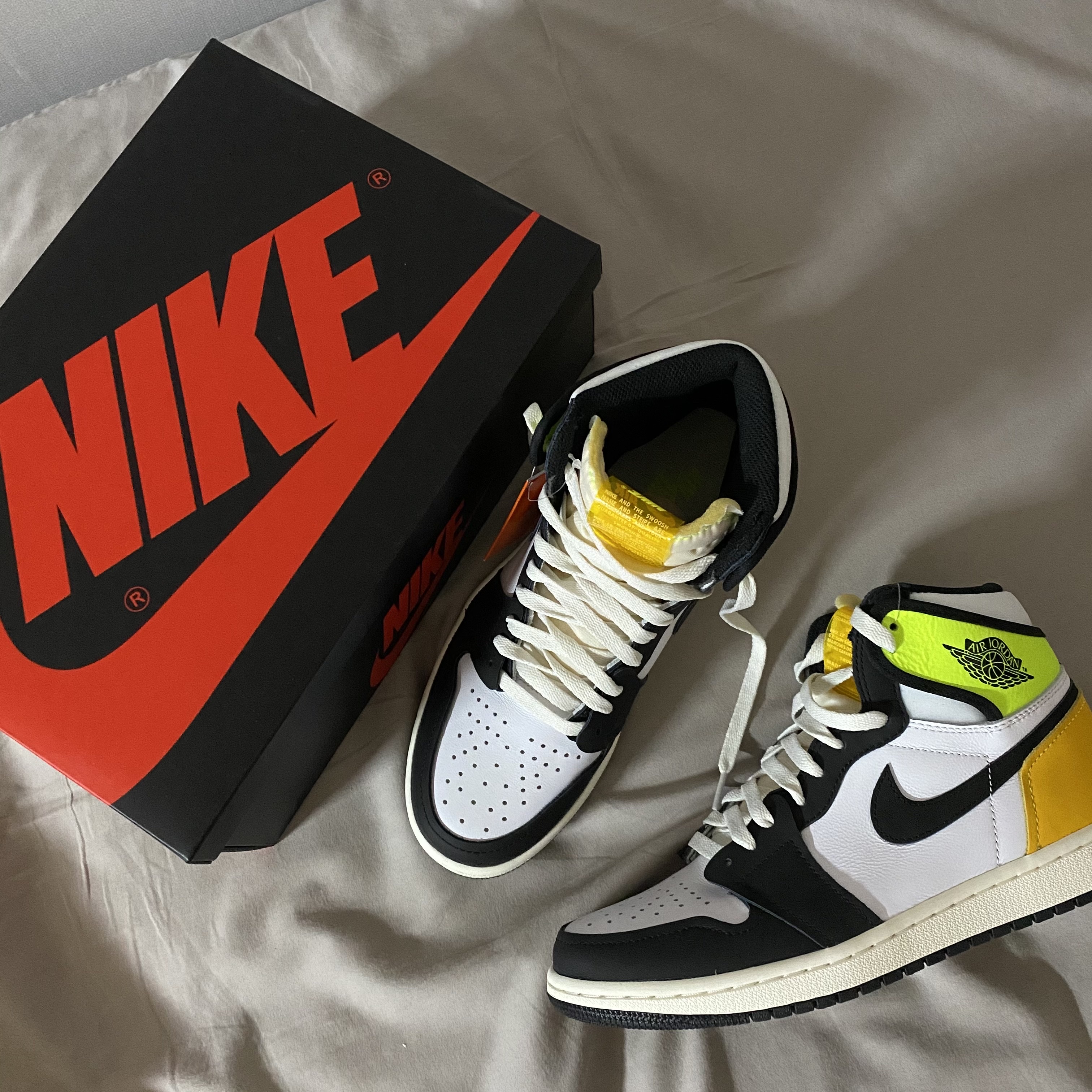 Jordan 1 Retro High OG Volt Gold 착용 스타일