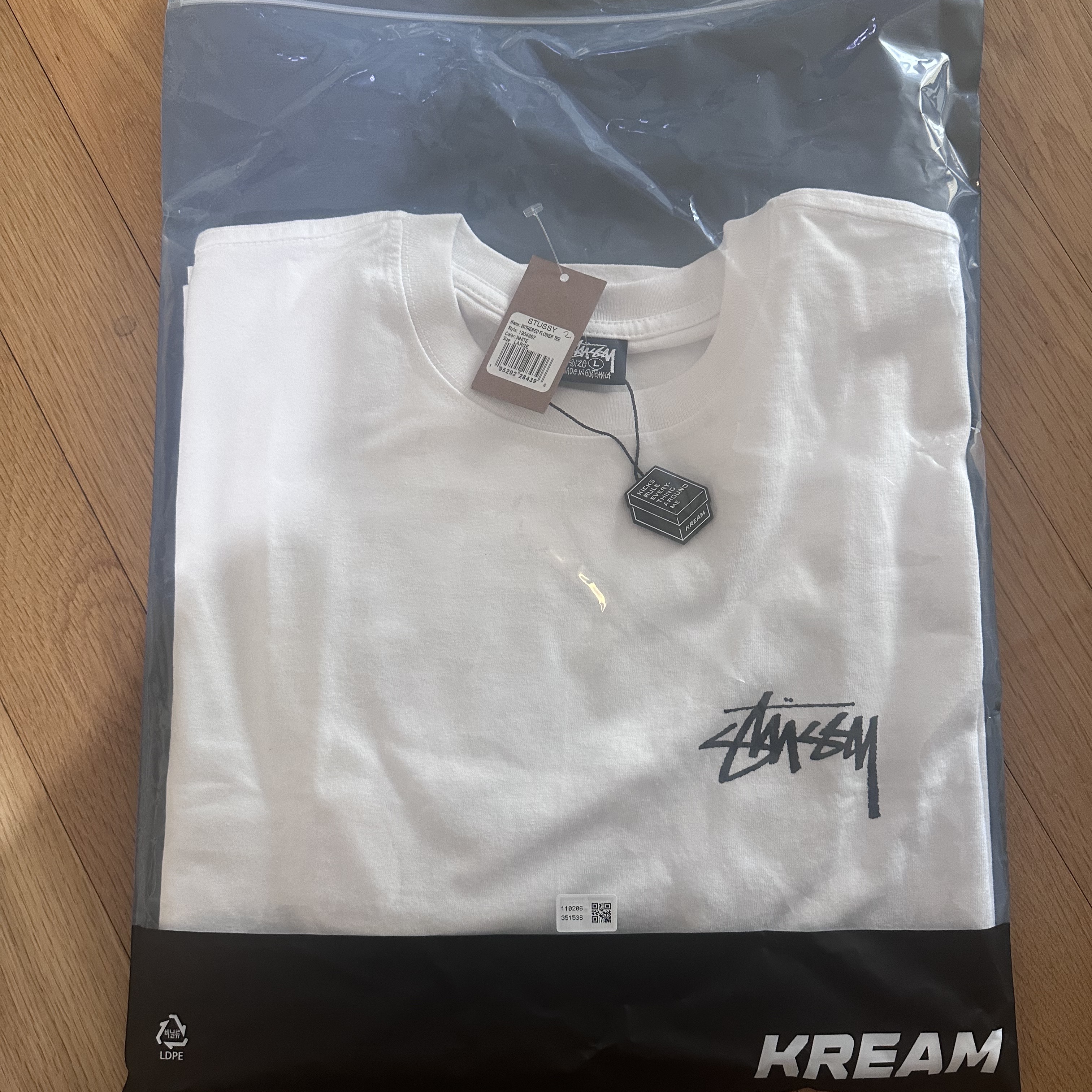 Stussy Withered Flower T-Shirt White 착용 스타일 - 1