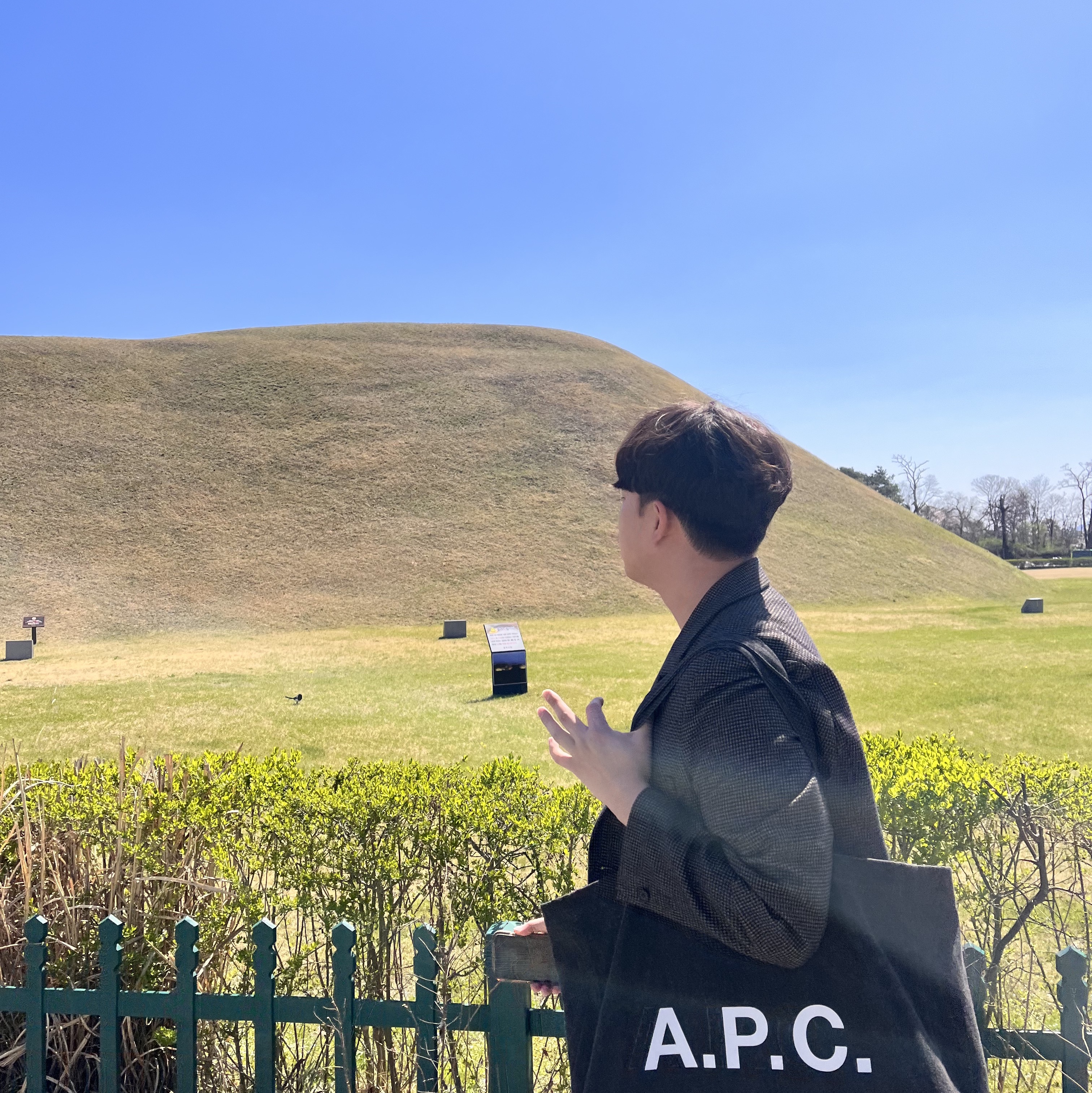 A.P.C. Diane Denim Tote Bag Black 착용 스타일 - 1
