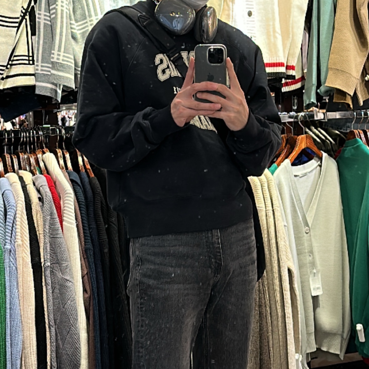 AMI Paris France Sweatshirt Black 착용 스타일 - 1