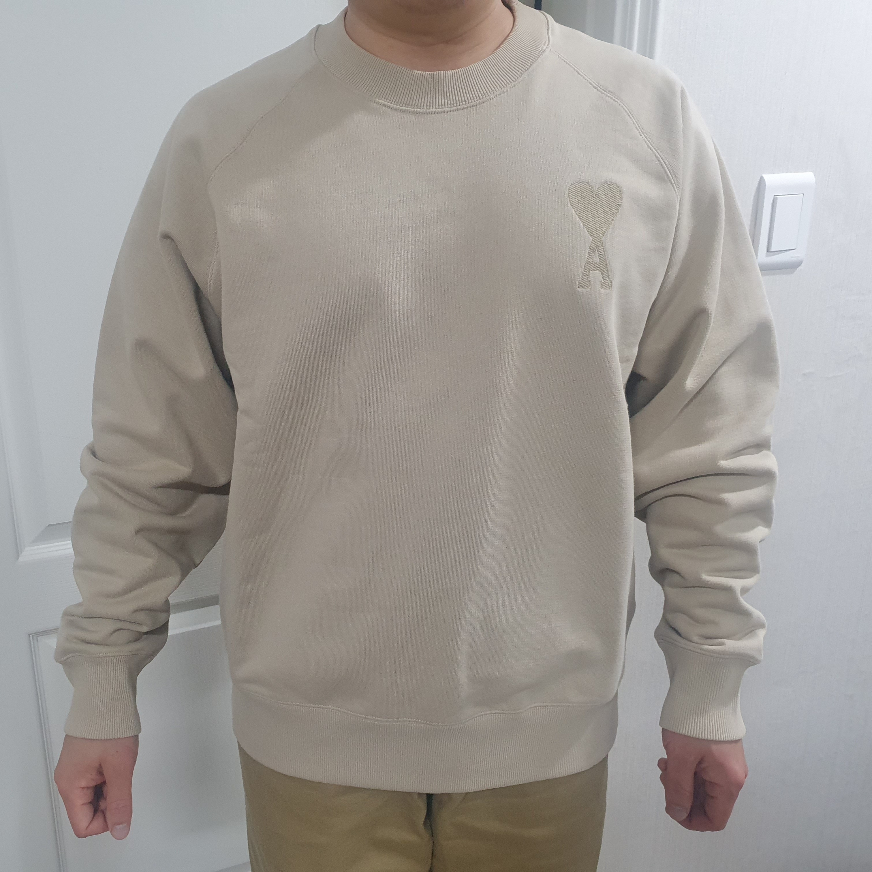 AMI de Coeur Tone-On-Tone Sweatshirt Beige - 22SS 착용 스타일