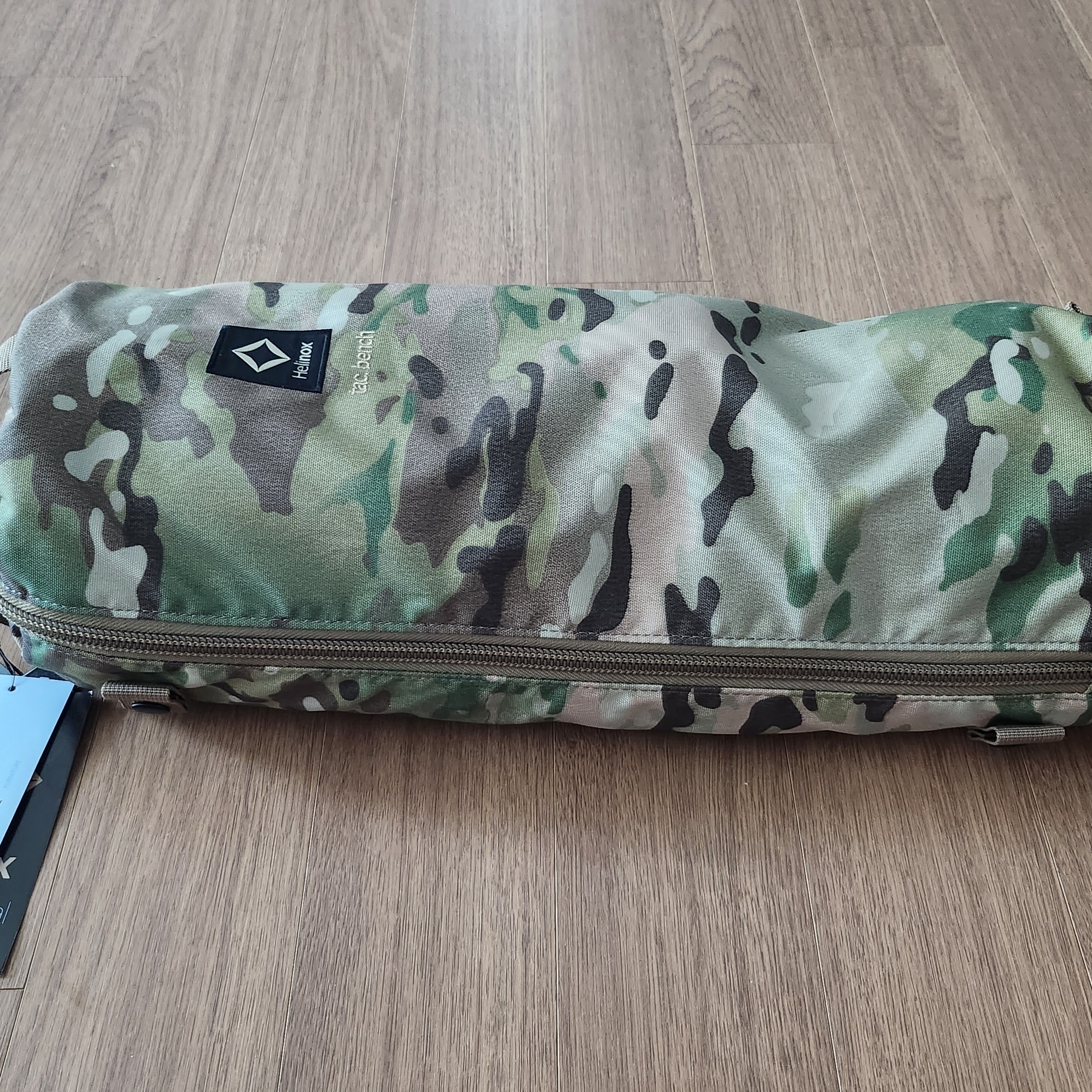 Helinox Tactical Bench Multicam 착용 스타일 - 1