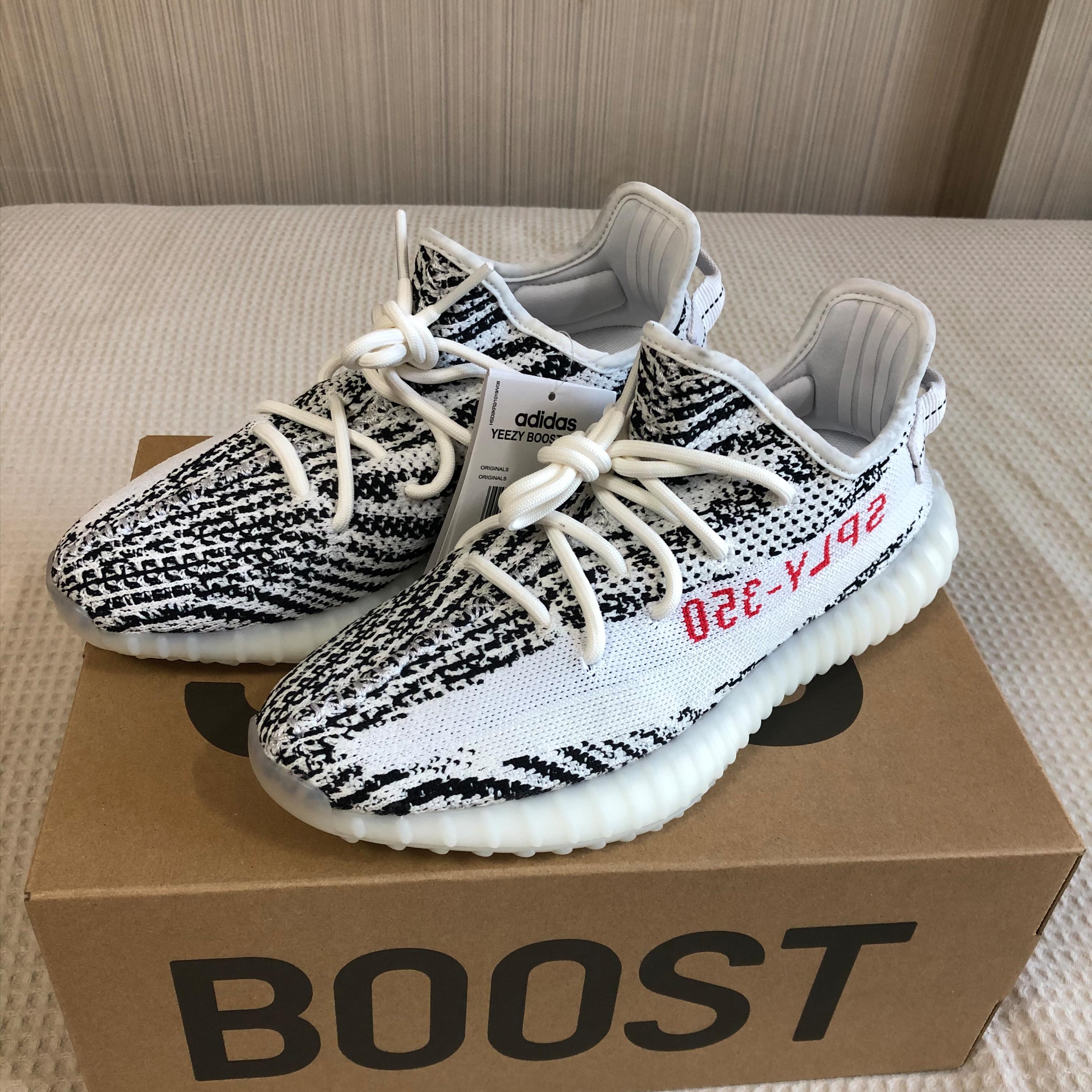 Adidas Yeezy Boost 350 V2 Zebra 2022/2023 착용 스타일 - 1