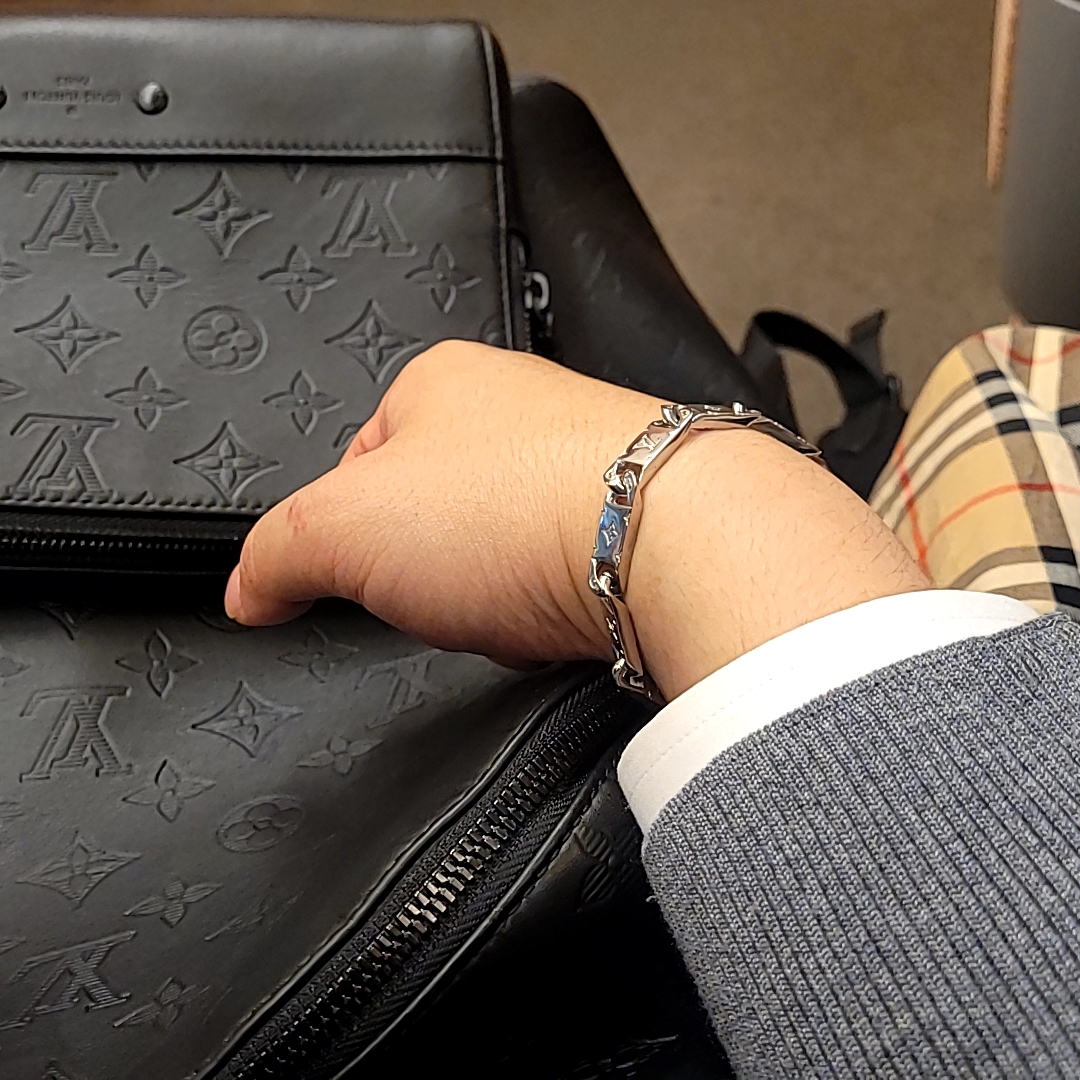 Louis Vuitton Duo Messenger Bag Black, Thom Browne Milano Stitch 4-Bar Cardigan Medium Grey 착용 스타일
