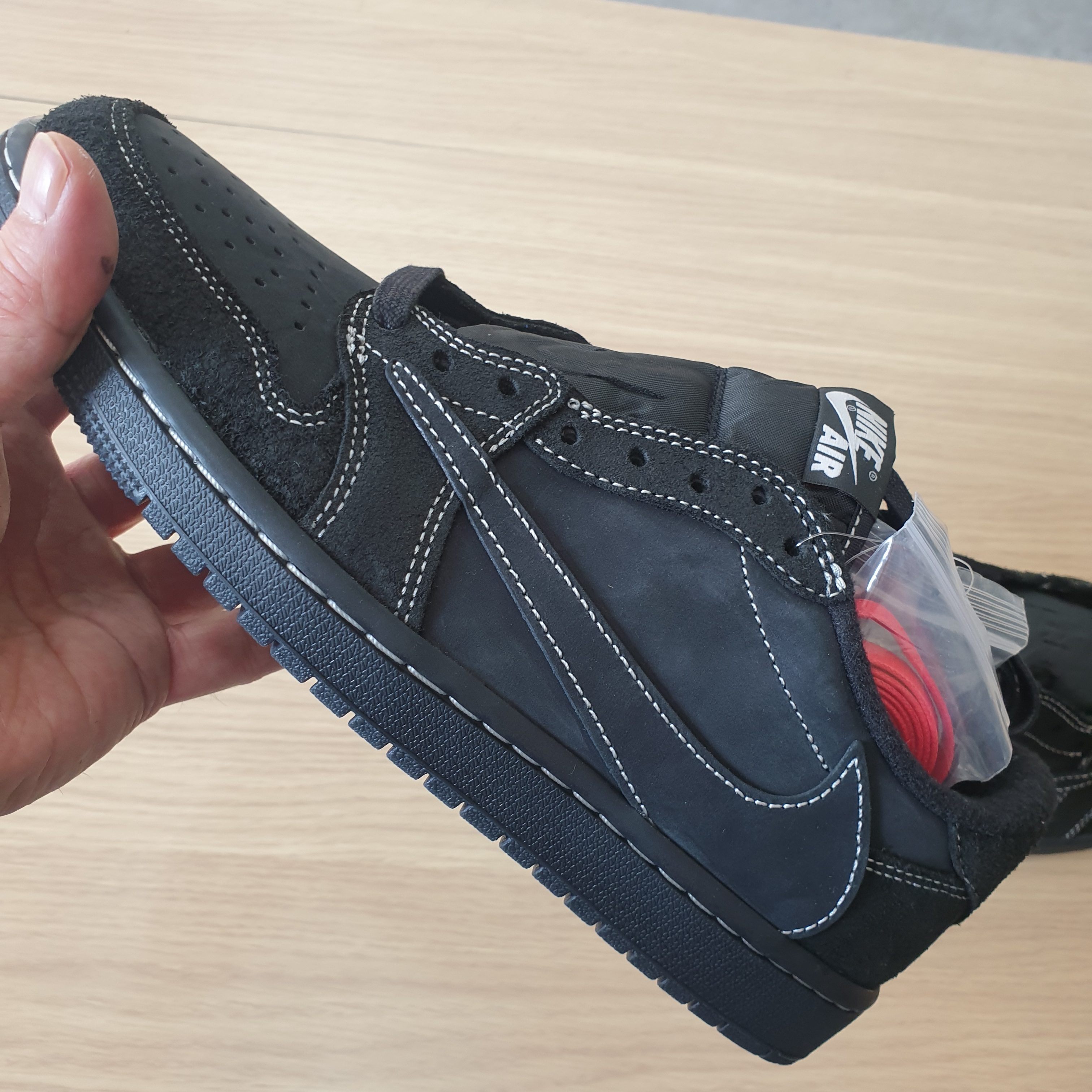 Jordan 1 x Travis Scott Retro Low OG SP Black Phantom 착용 스타일 - 3