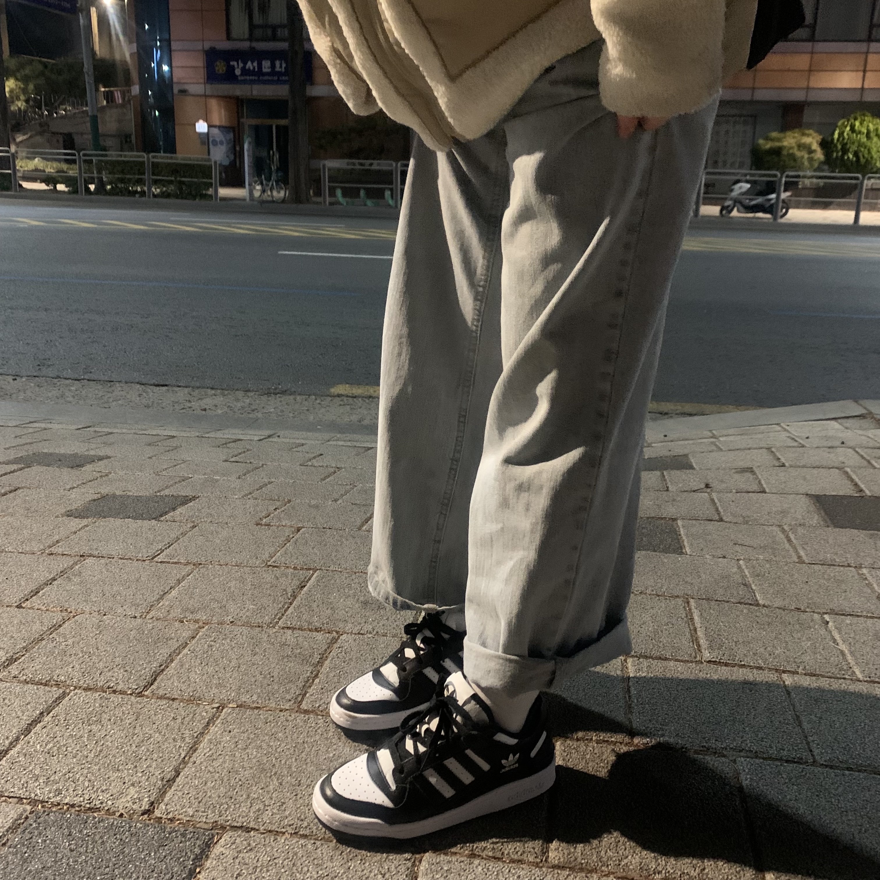 Adidas Forum Low Core Black Cloud White 착용 스타일
