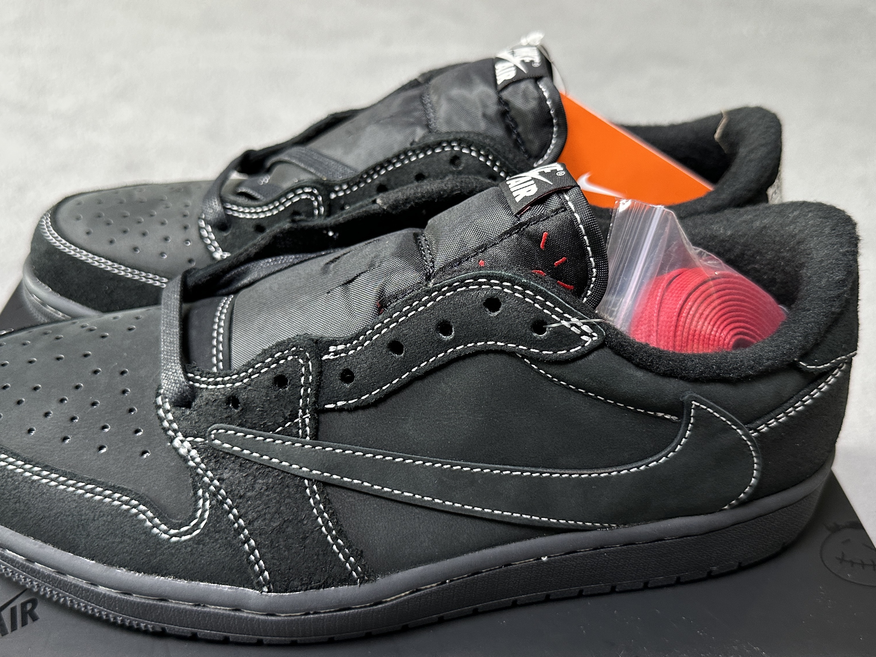 Jordan 1 x Travis Scott Retro Low OG SP Black Phantom 착용 스타일 - 1