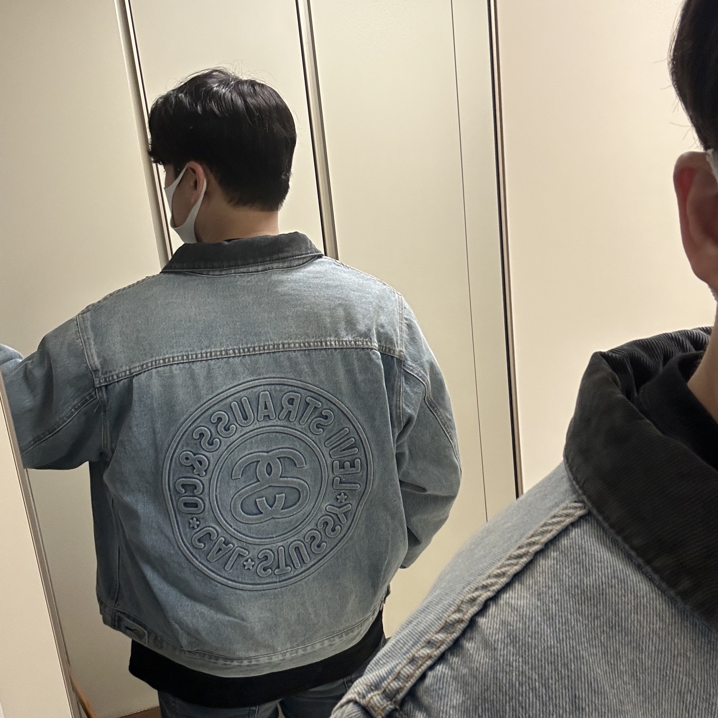 Stussy x Levi's Embossed Trucker Jacket Indigo 착용 스타일 - 2