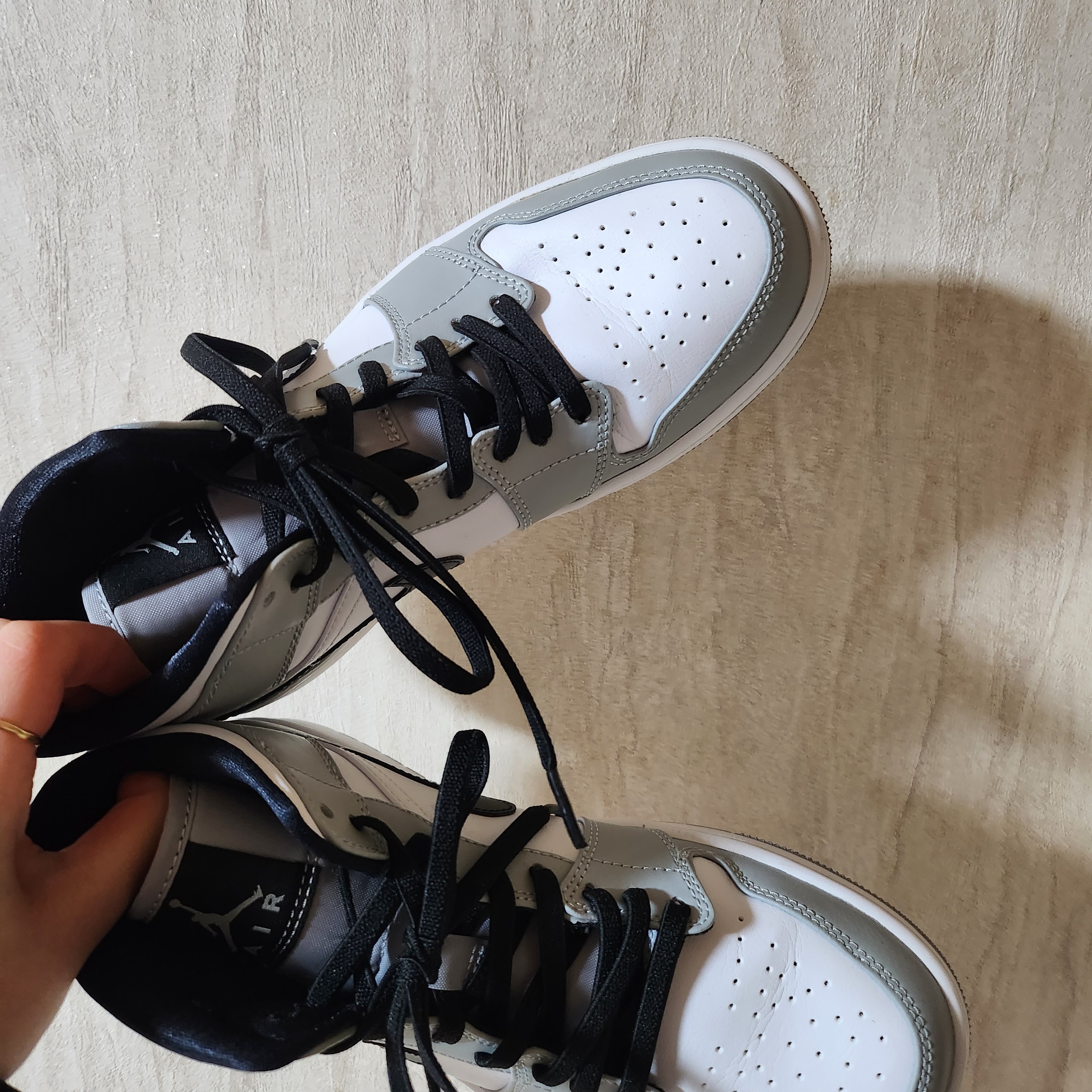 Jordan 1 Mid Light Smoke Grey 착용 스타일 - 2