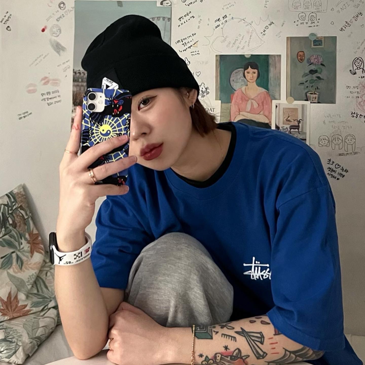 Stussy Basic Stussy Pigment Dyed T-Shirt Blue 2022, Palace Tri-Ferg Patch Beanie Black 착용 스타일 - 2