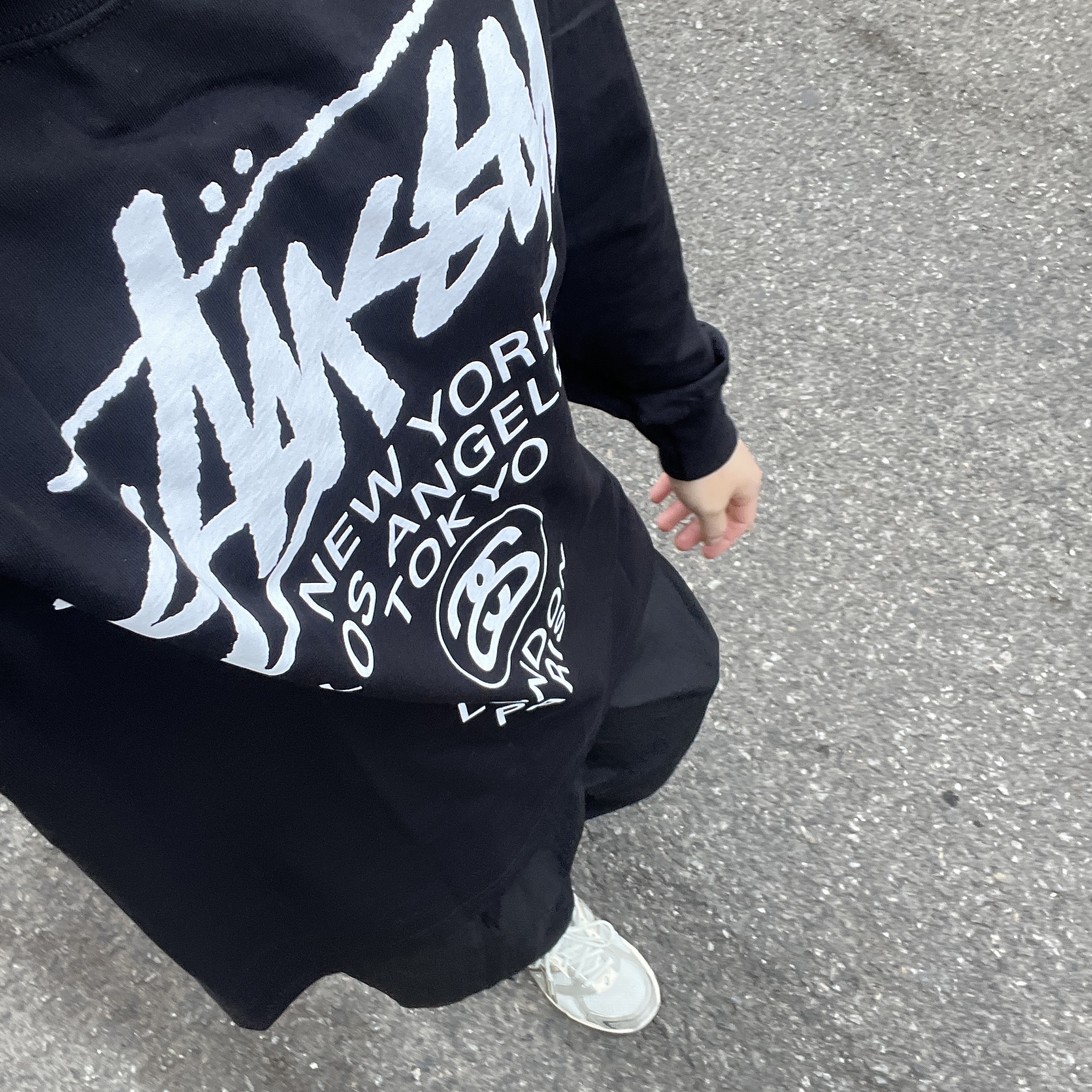 Stussy World Tour LS T-Shirt Black, Asics x I4P Gel-1130 Glacier Grey Mink 착용 스타일