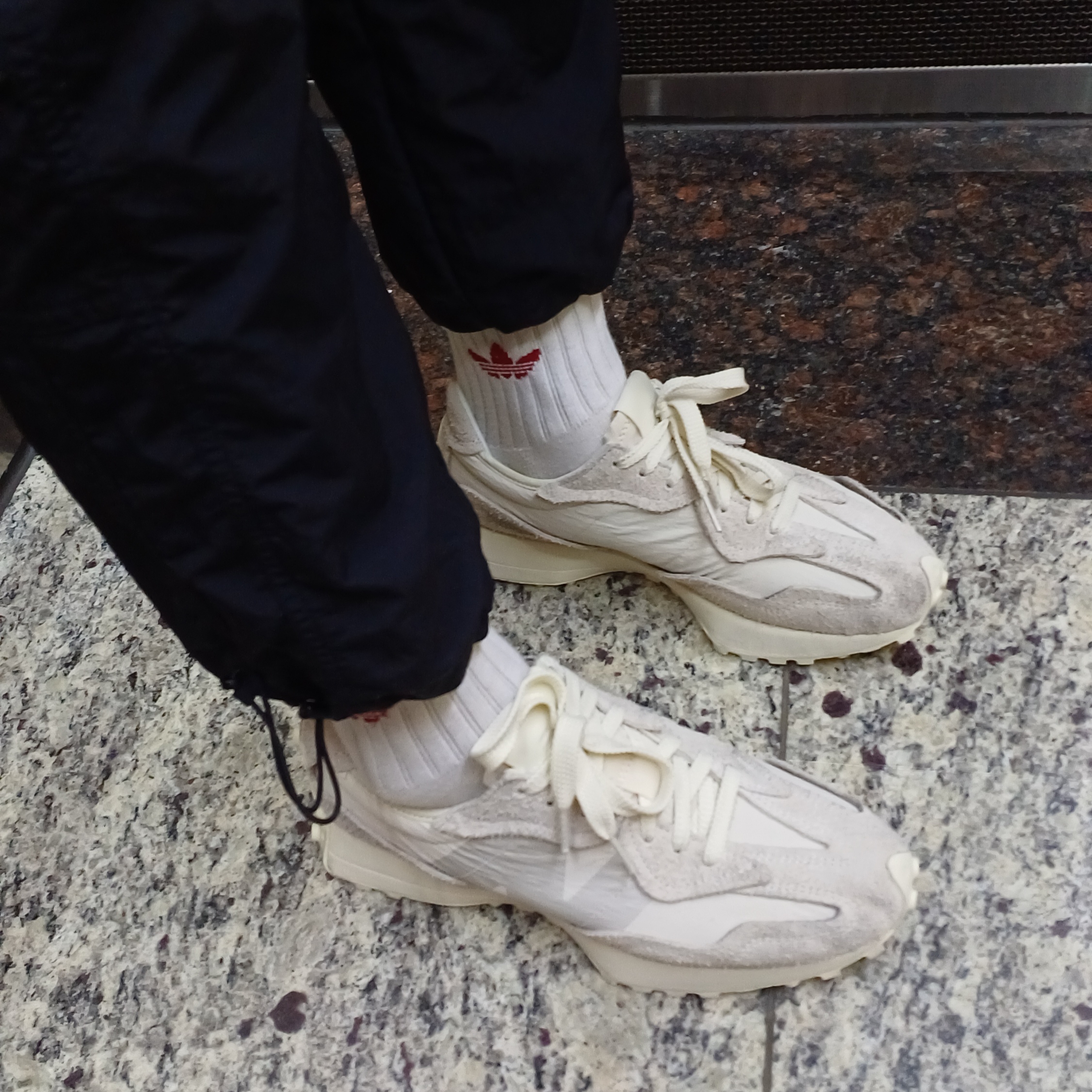 New Balance 327 Sea Salt 착용 스타일