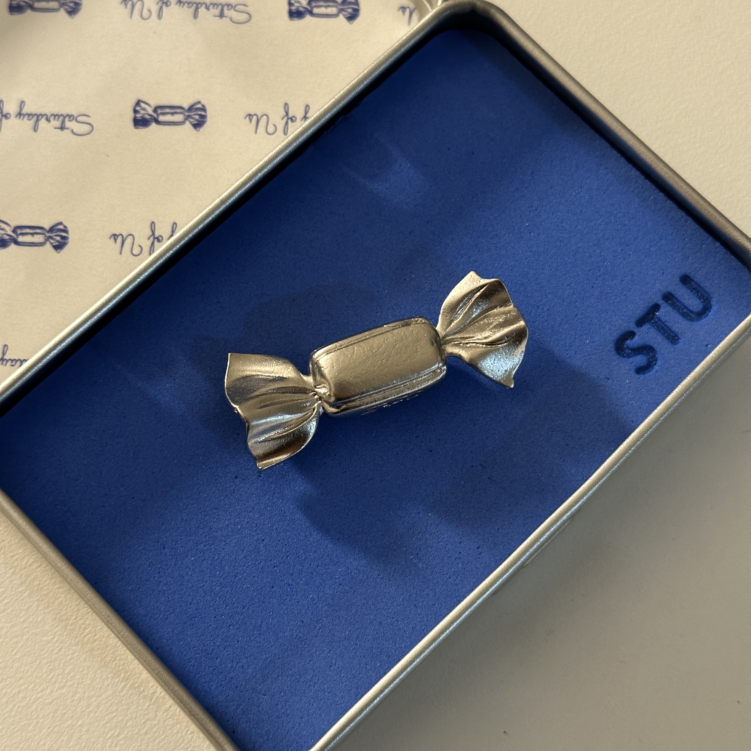 [KREAM 단독] STU Candy Metal Brooch 착용 스타일 - 2