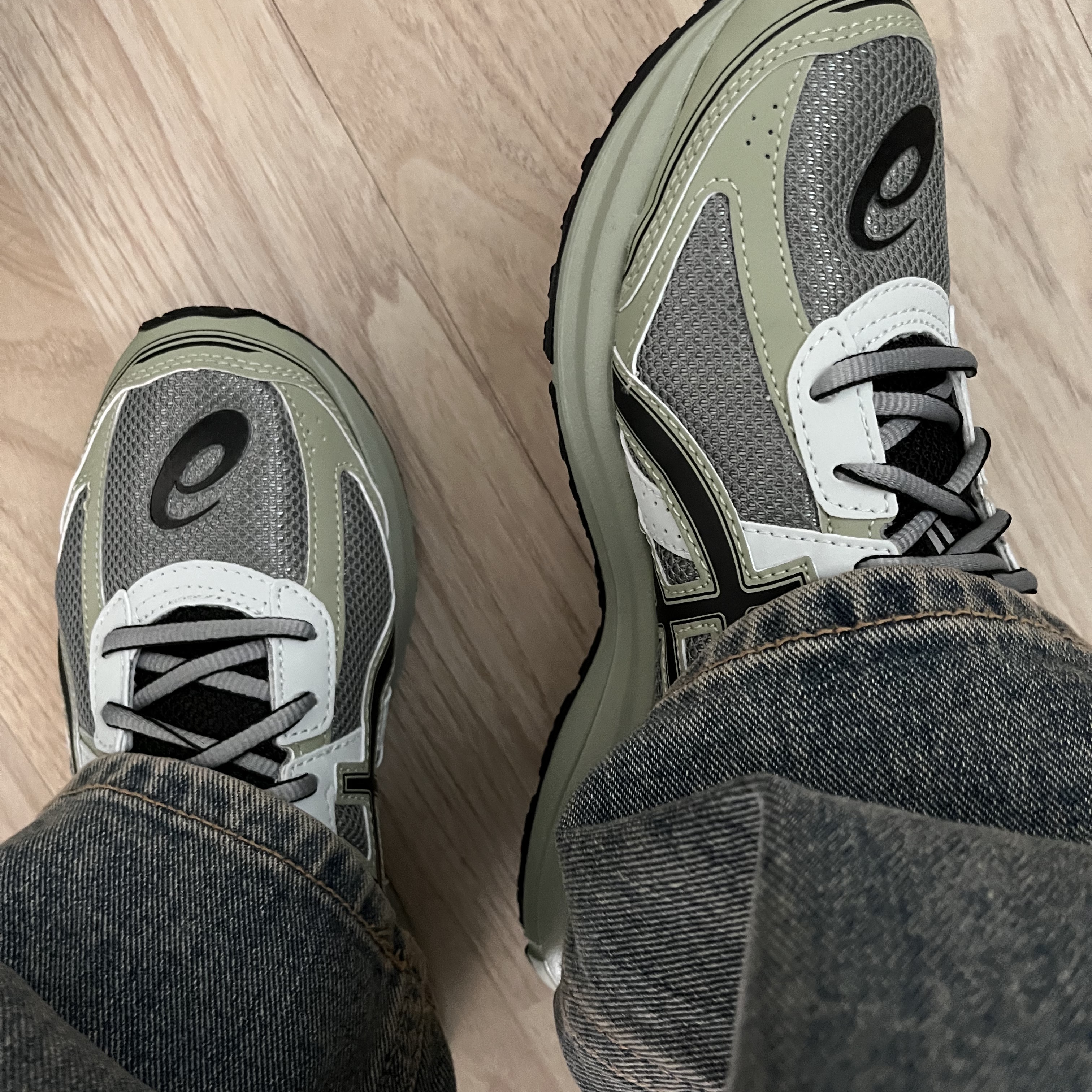 Asics Jog 100 S Sheet Rock - 2E Wide 착용 스타일