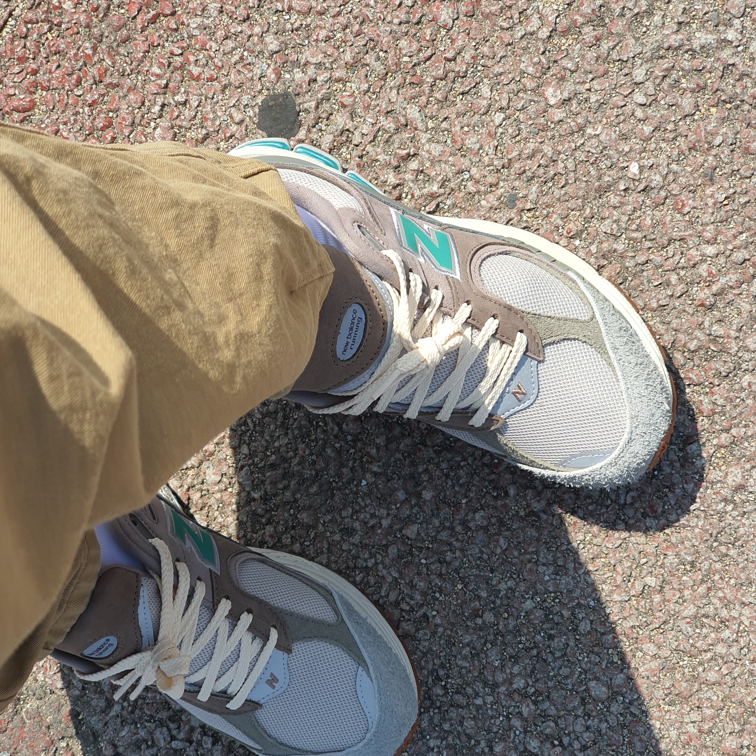 New Balance x Atmos 2002R Beige Grey 착용 스타일