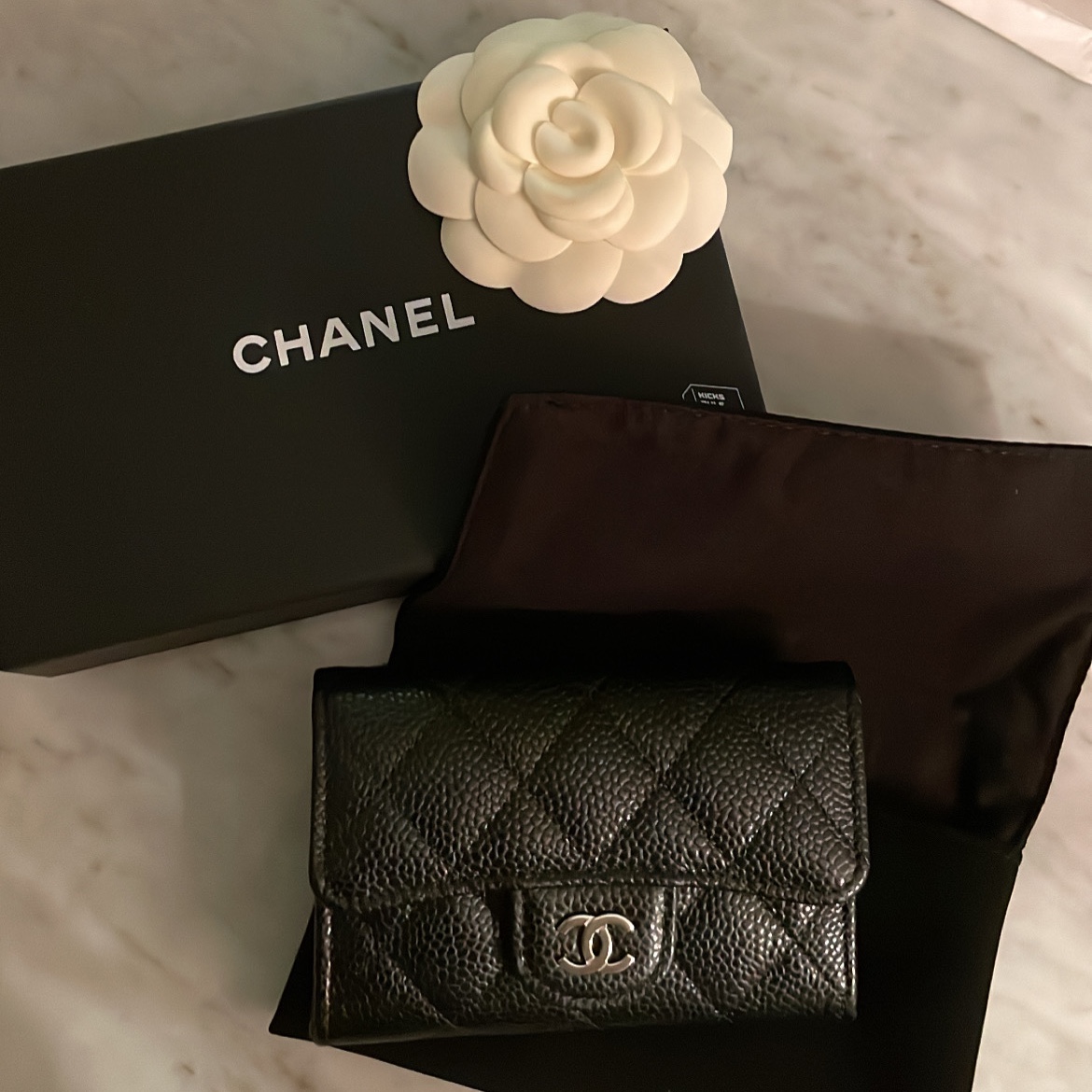 Chanel Classic Card Holder Grained Calfskin & Silver Black 착용 스타일