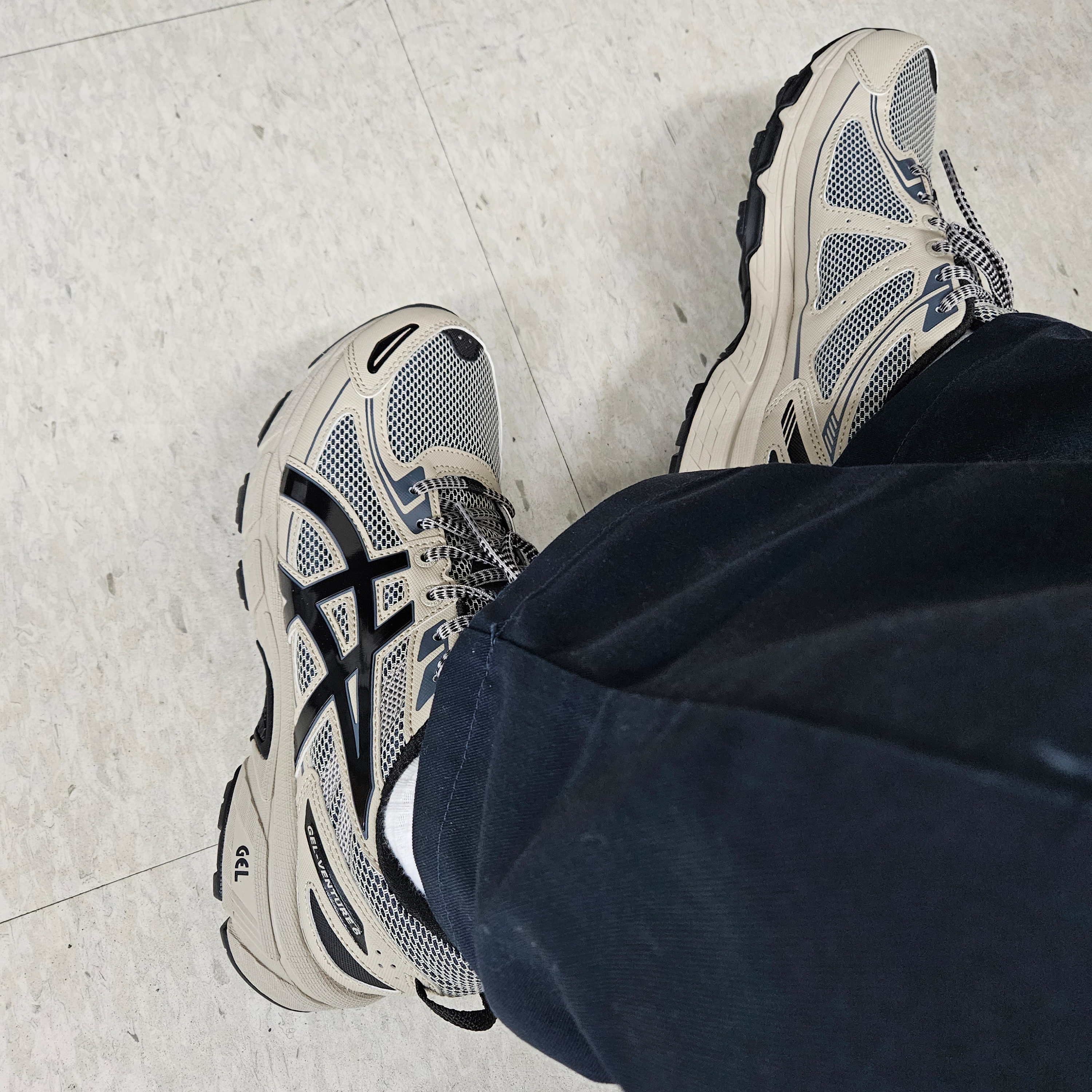 Asics Gel-Venture 6 Feather Grey Black 착용 스타일 - 1