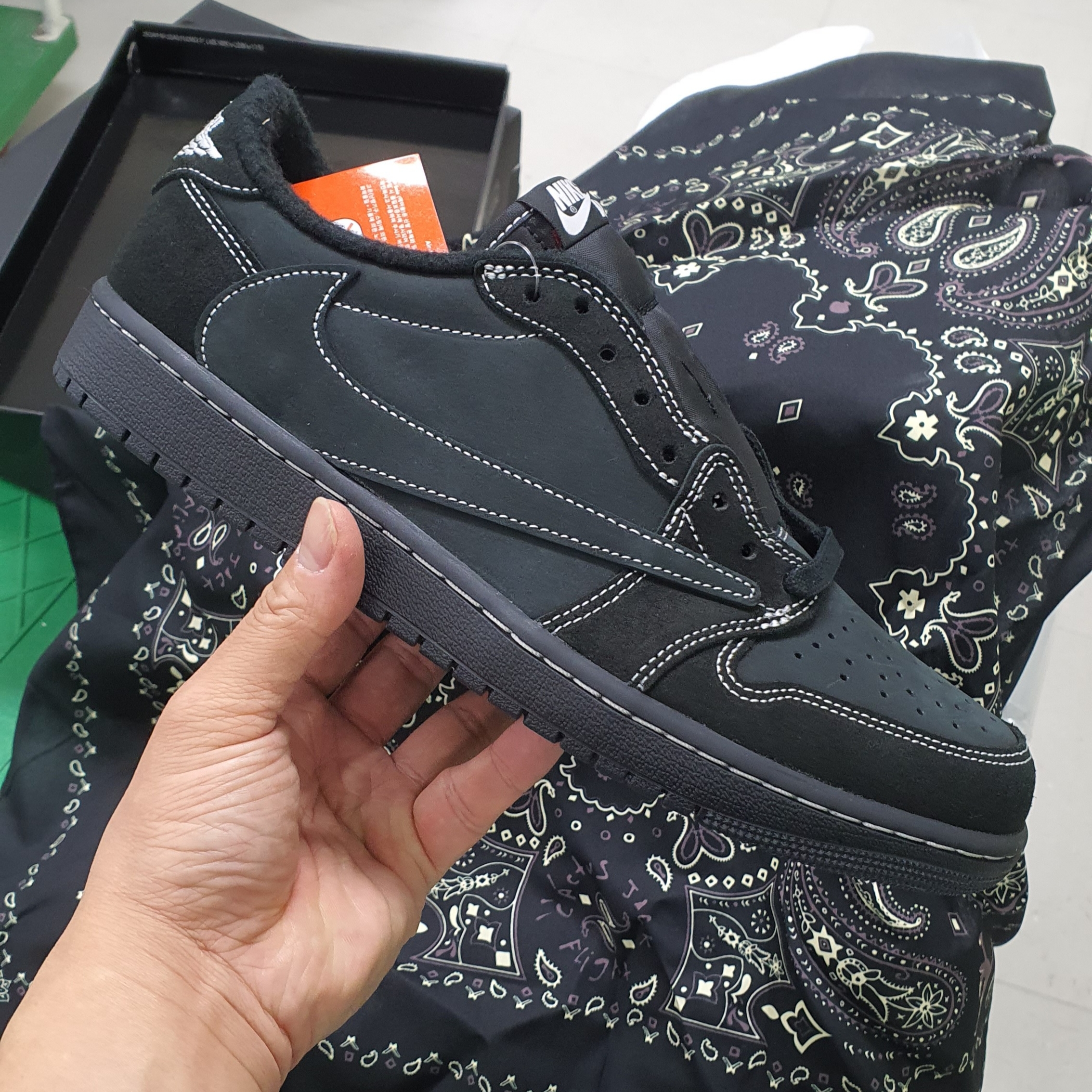 Jordan 1 x Travis Scott Retro Low OG SP Black Phantom 착용 스타일